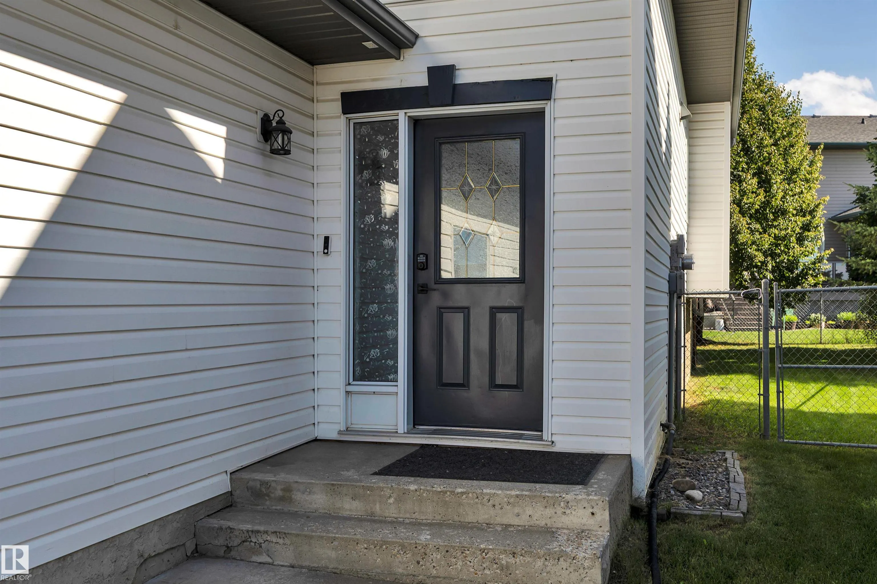 32 MEADOWVIEW Drive