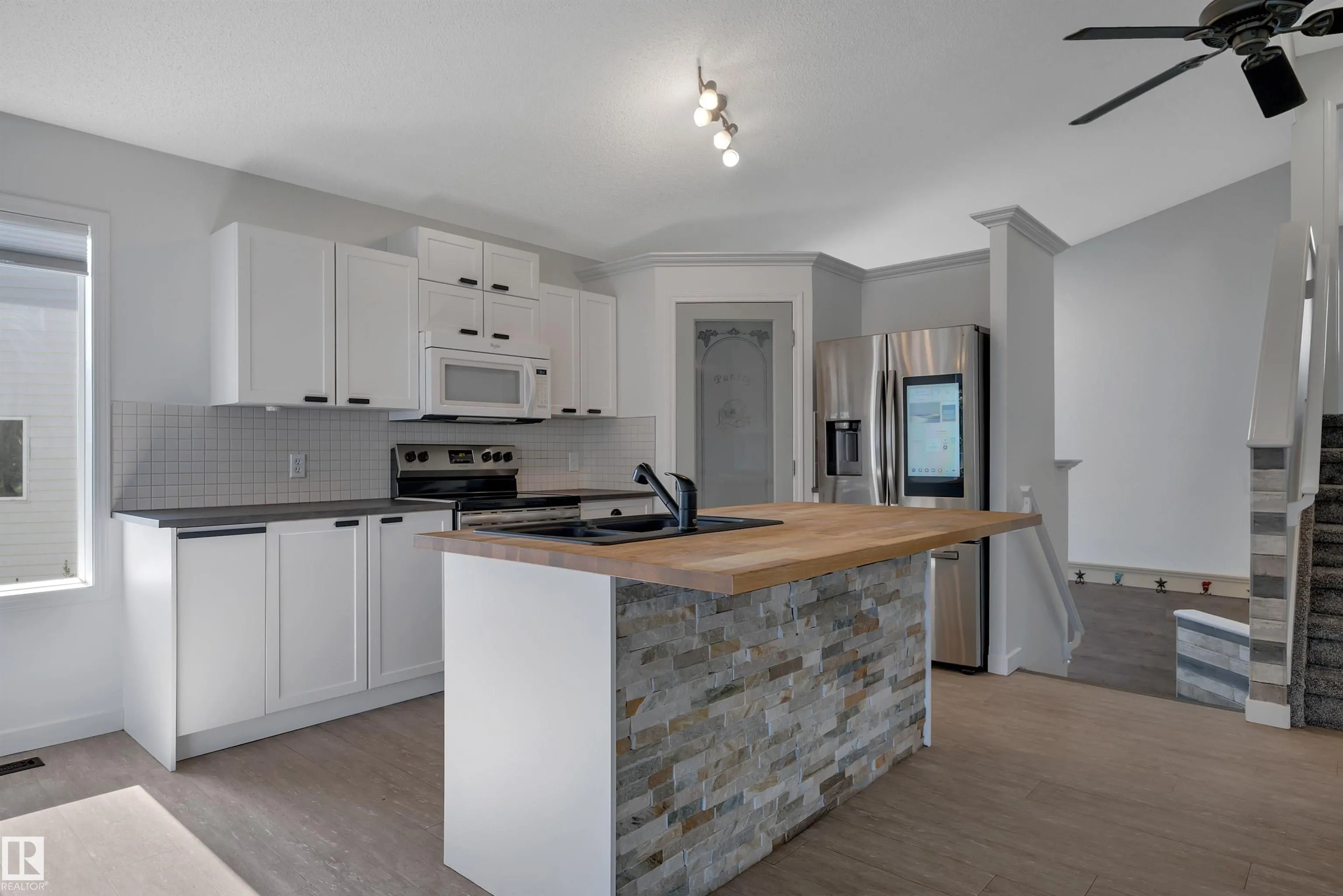 32 MEADOWVIEW Drive