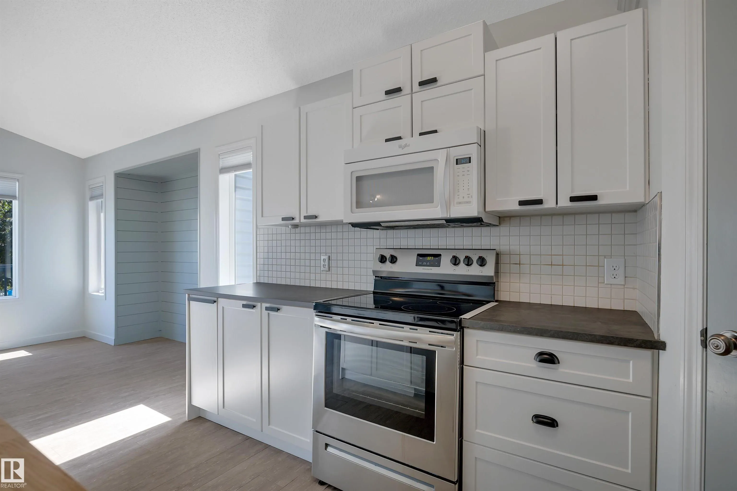 32 MEADOWVIEW Drive