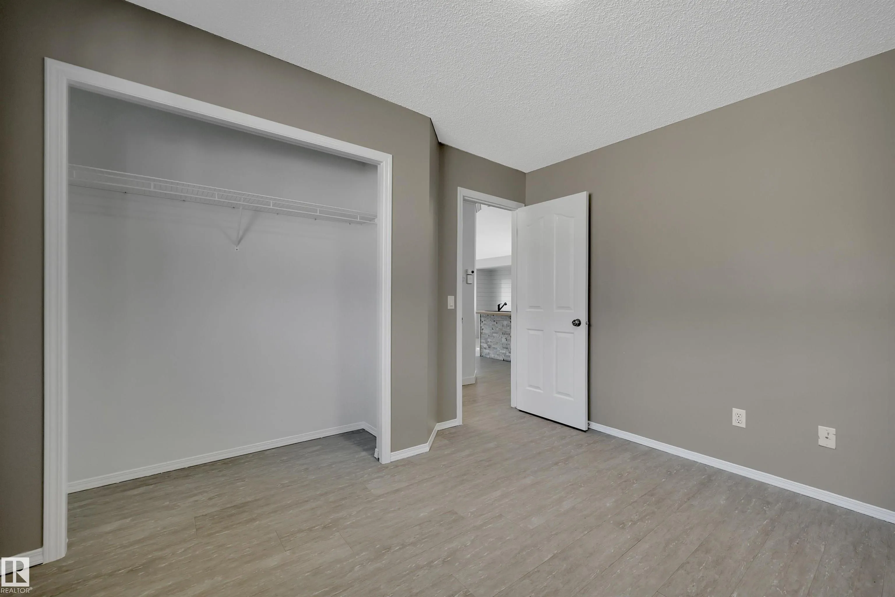 32 MEADOWVIEW Drive