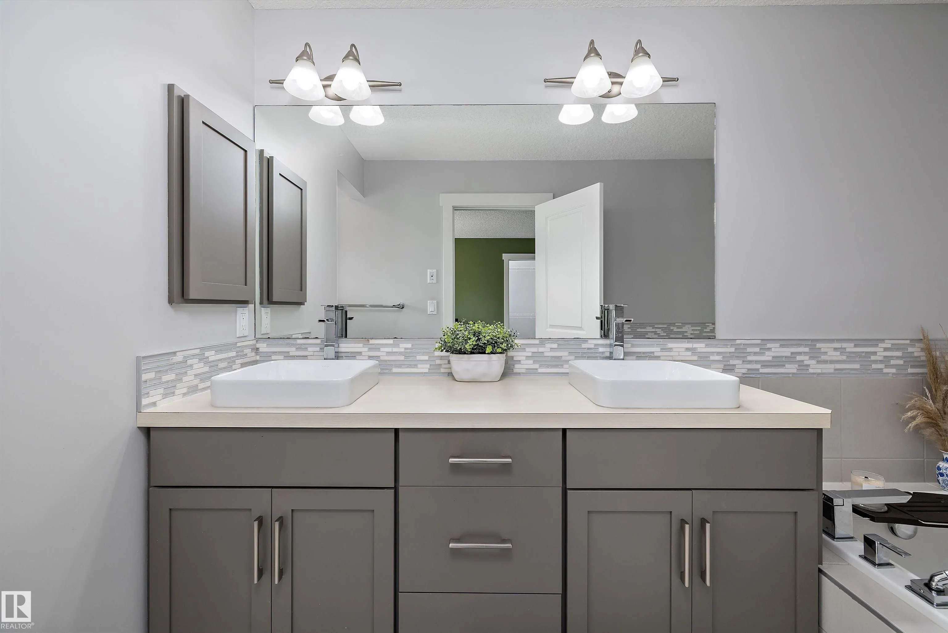 3911 CLAXTON Loop