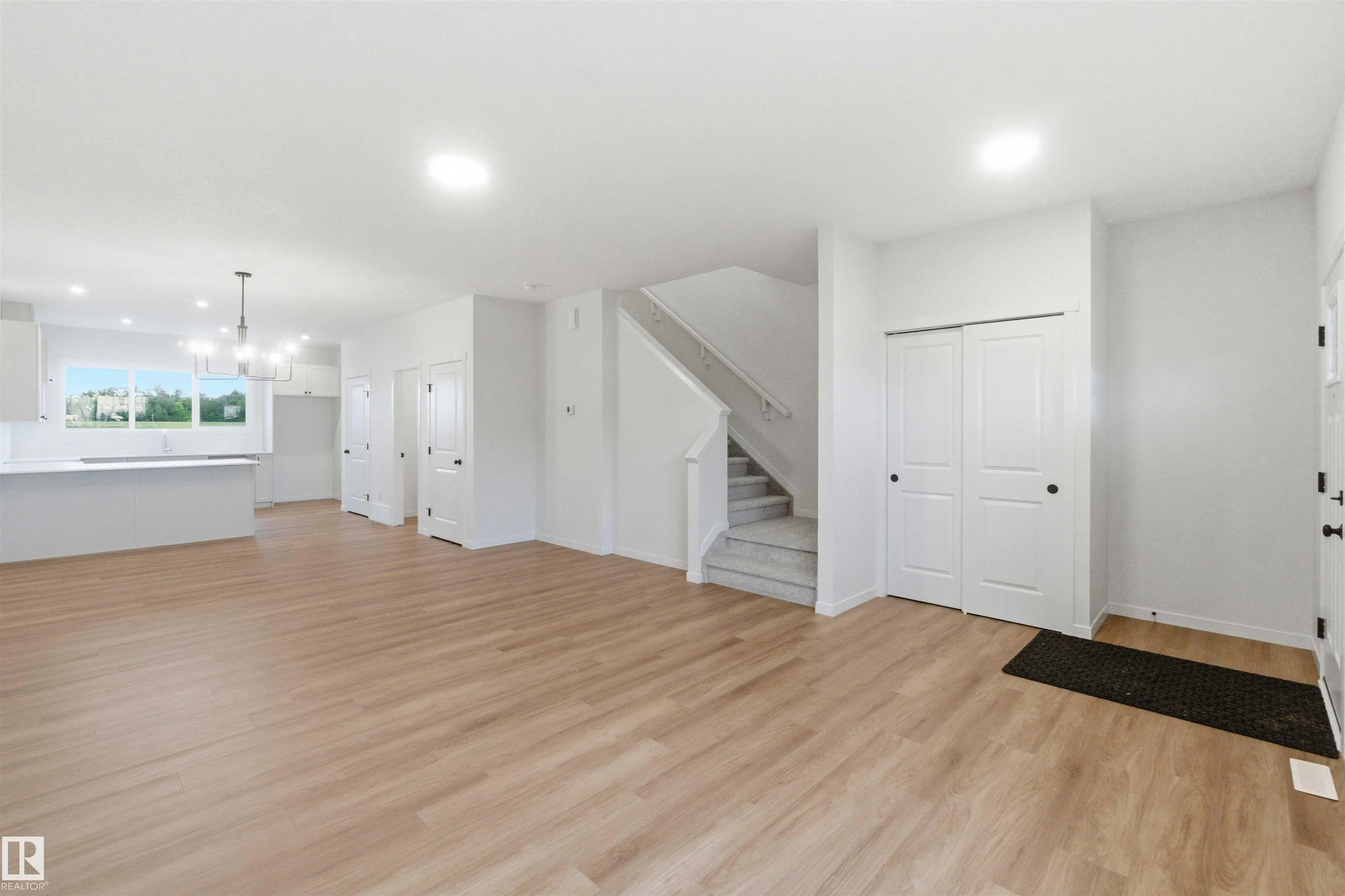 1084 MCLEOD Avenue