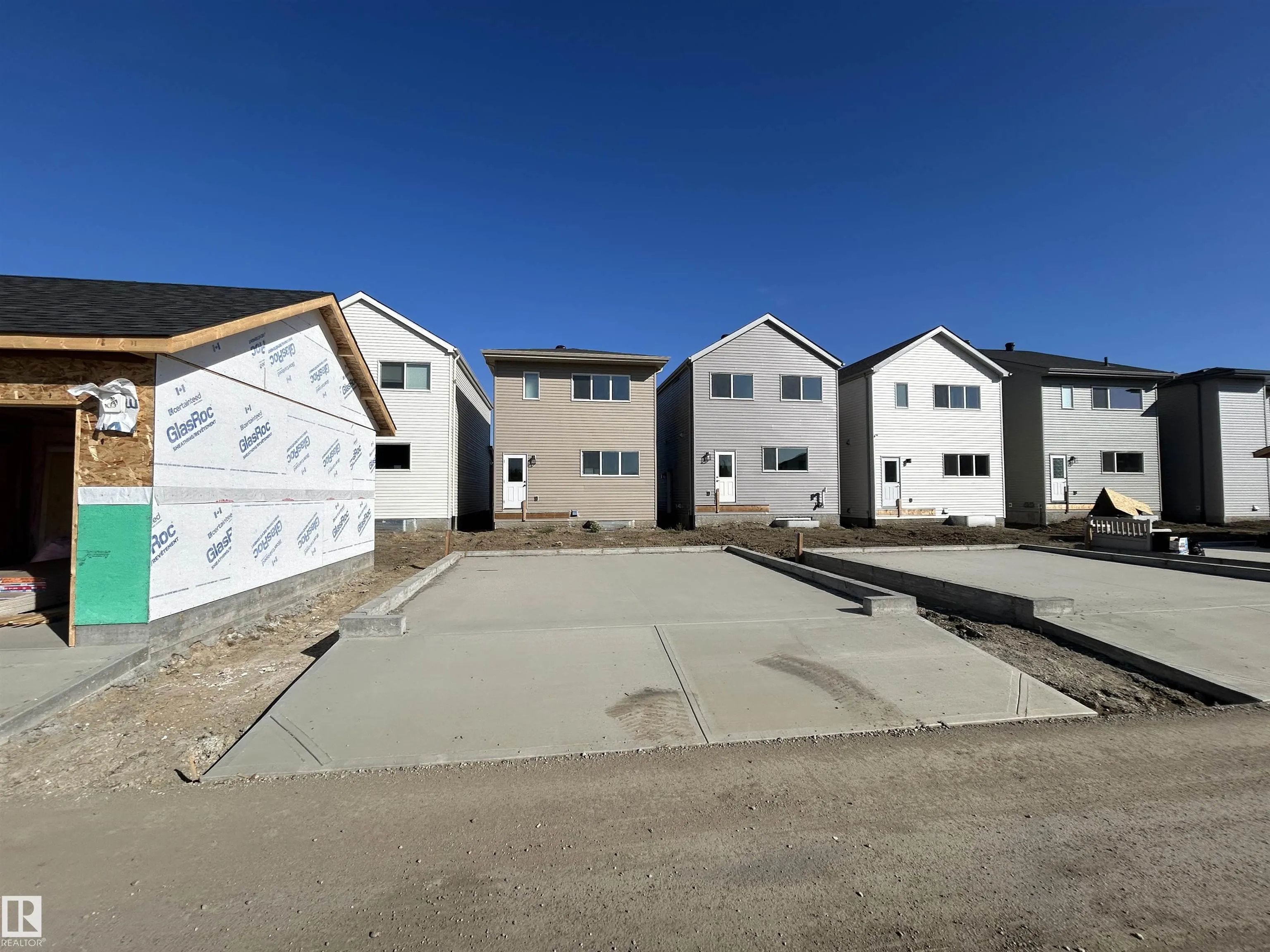1084 MCLEOD Avenue