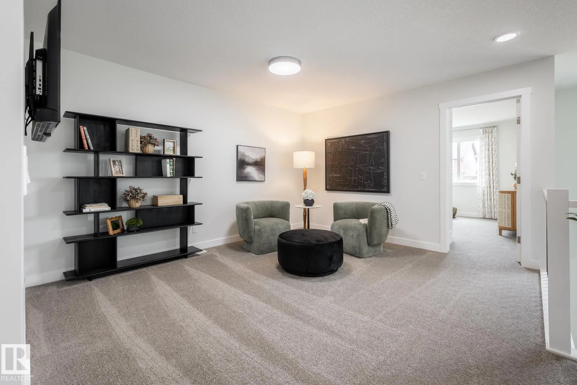 228 FALCON Crescent