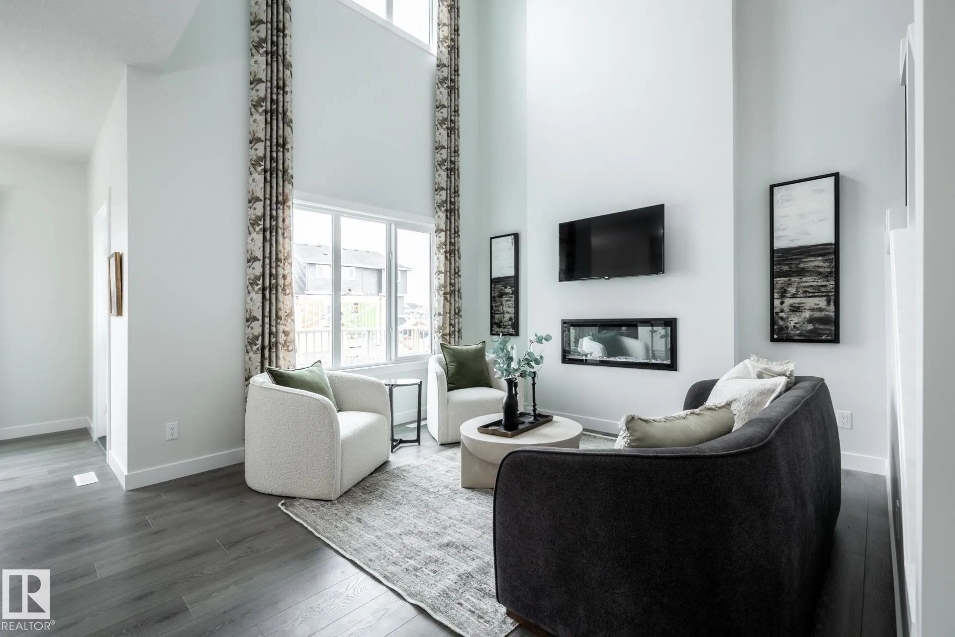 228 FALCON Crescent