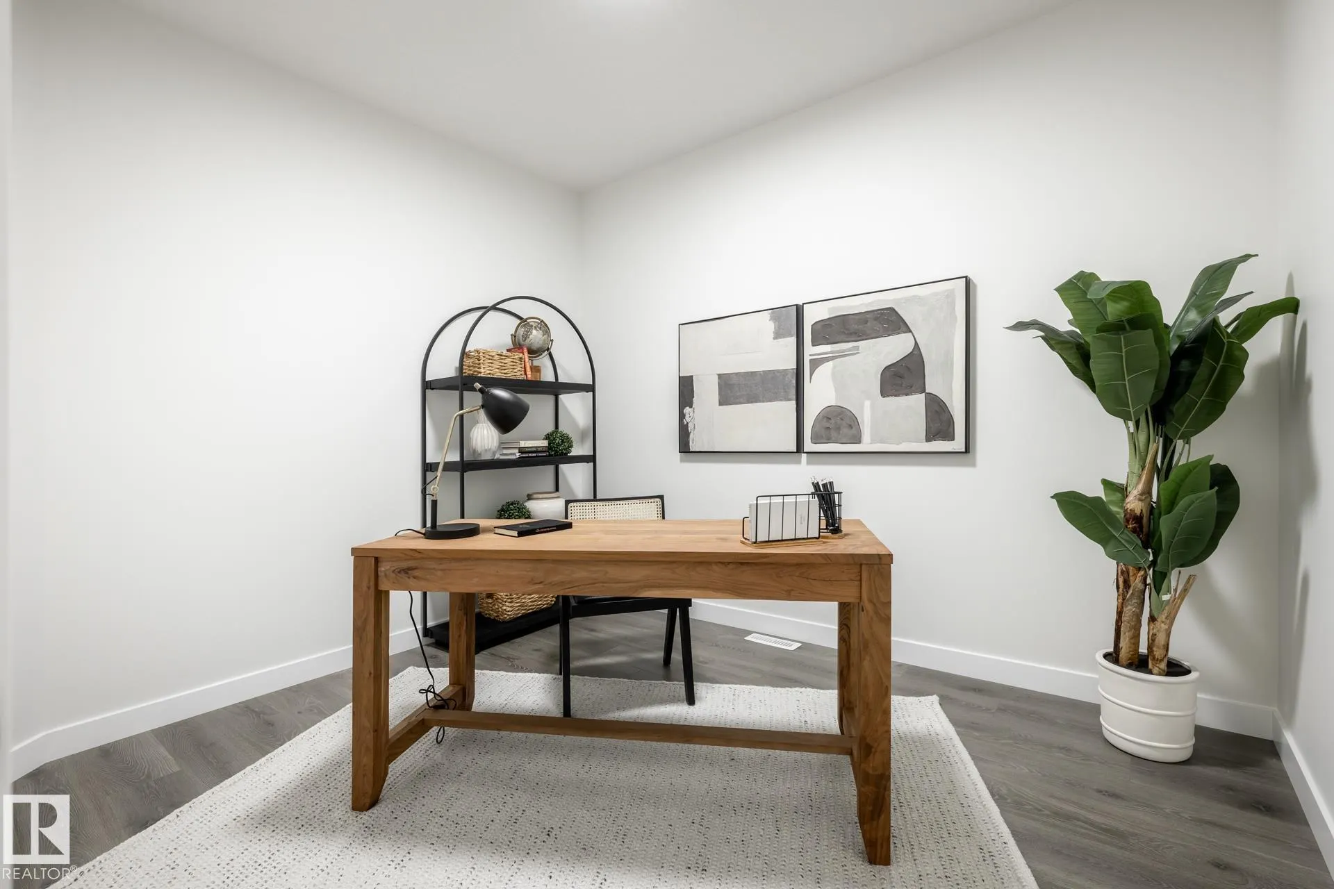 228 FALCON Crescent