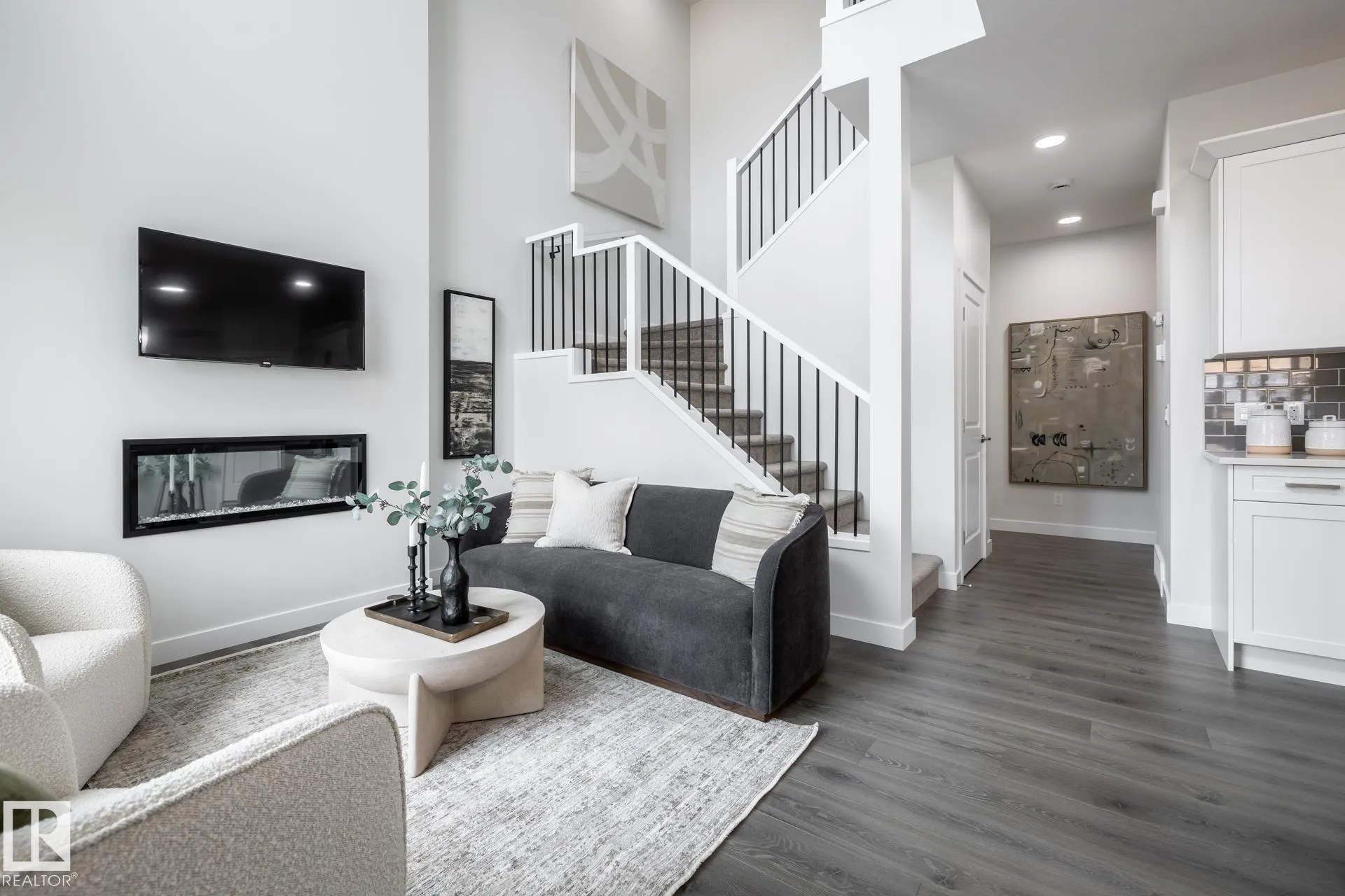 228 FALCON Crescent