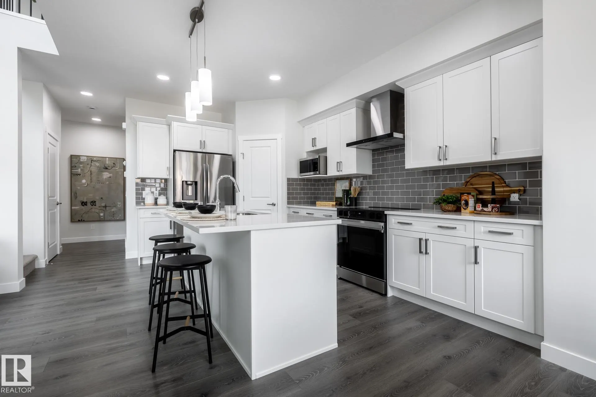 228 FALCON Crescent