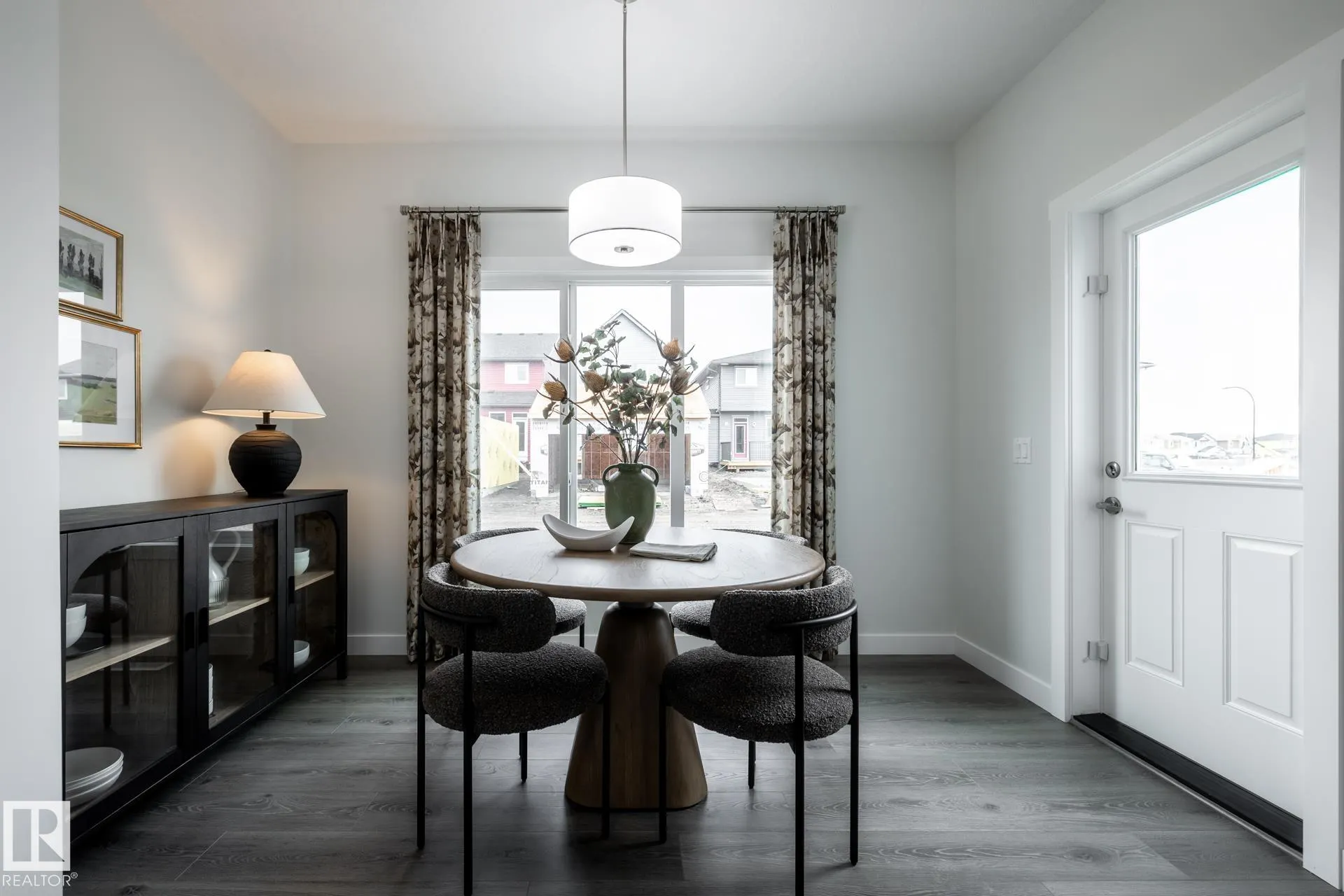 228 FALCON Crescent