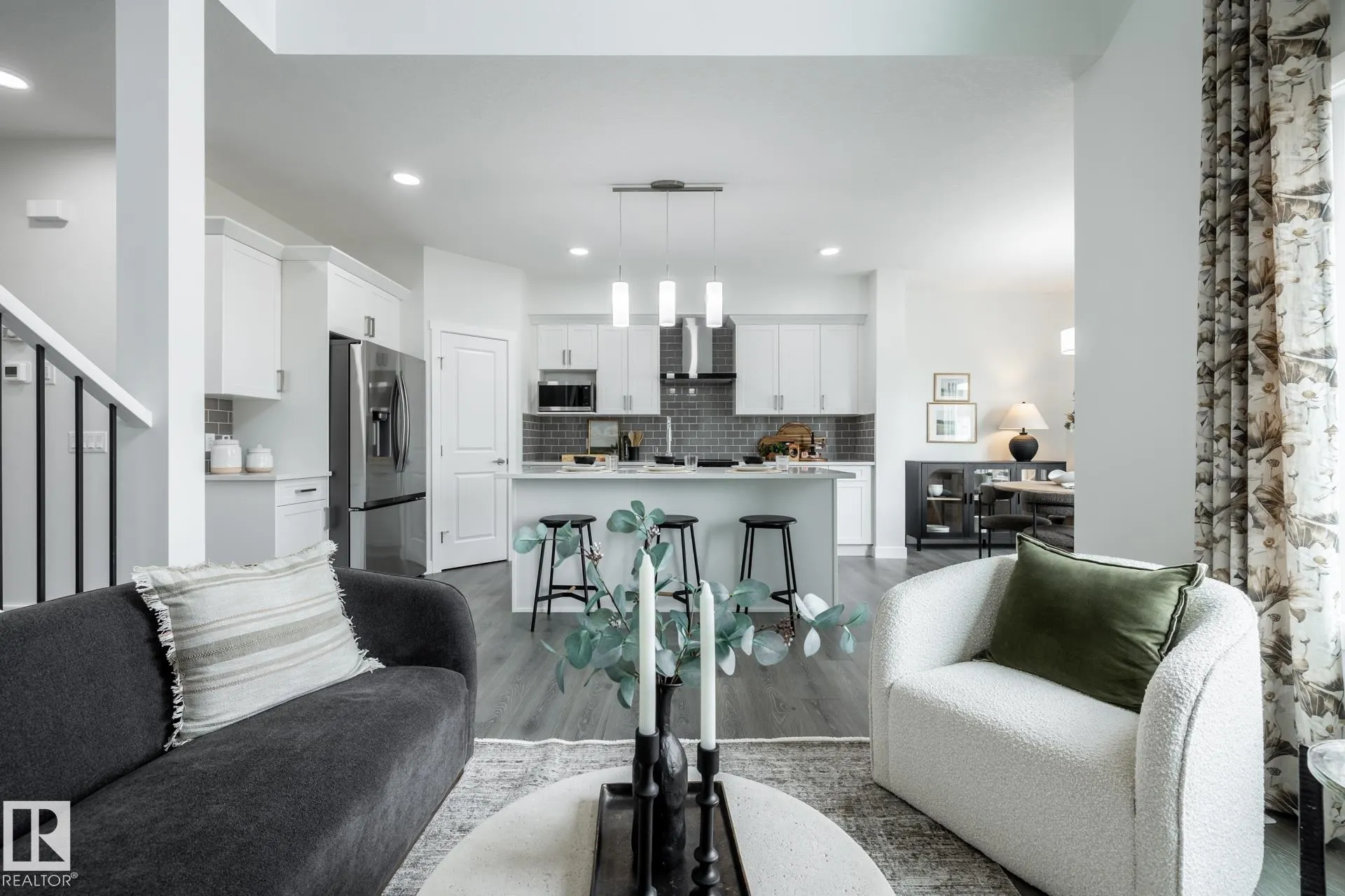 228 FALCON Crescent
