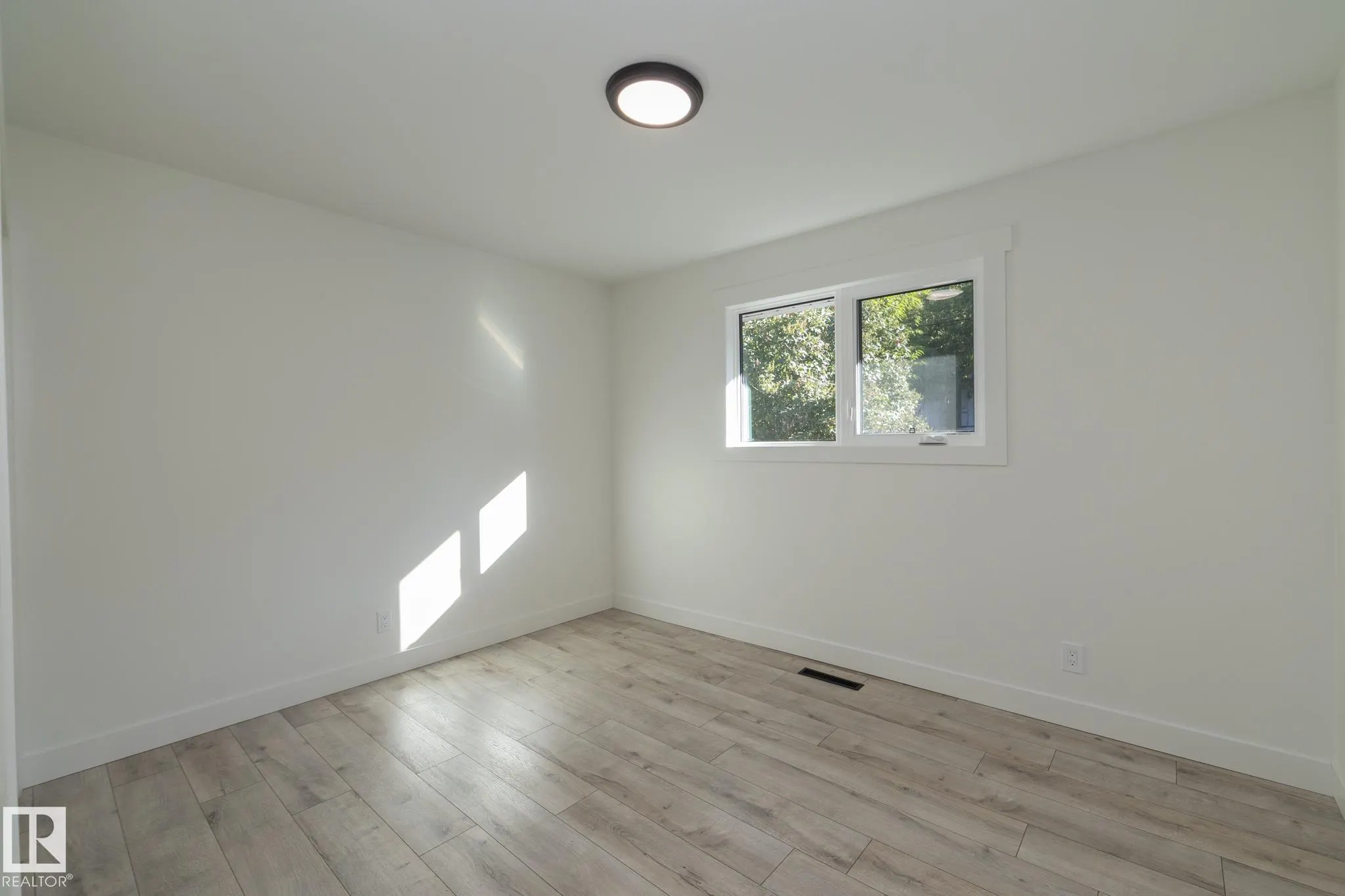21 SHERIDAN Drive