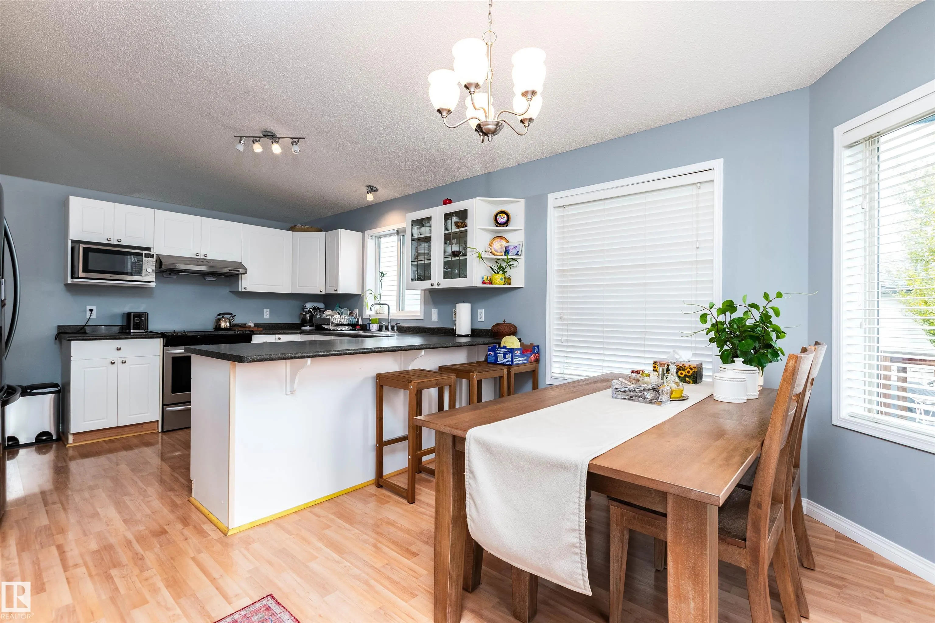 208 Rainbow Crescent