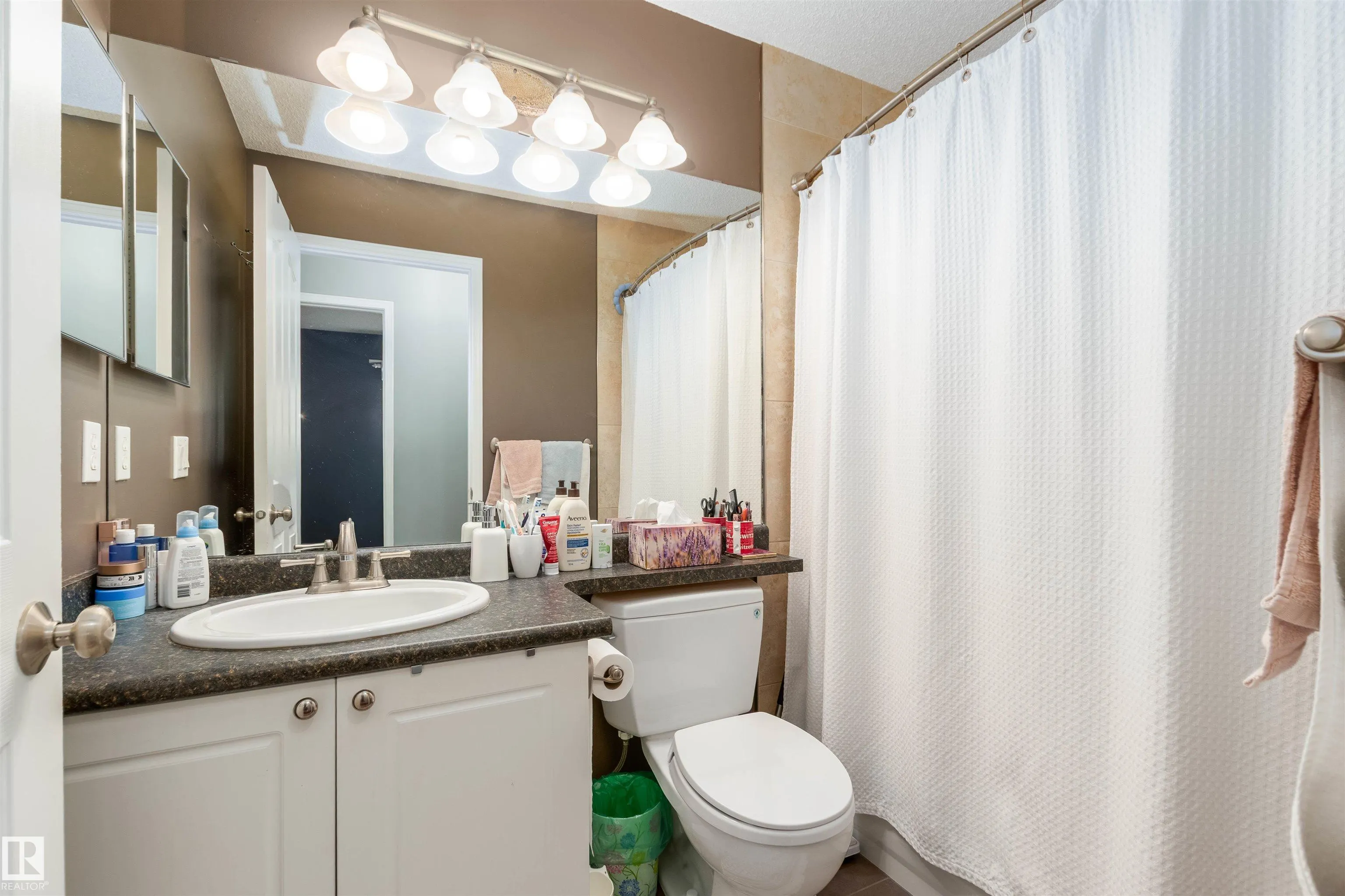 208 Rainbow Crescent