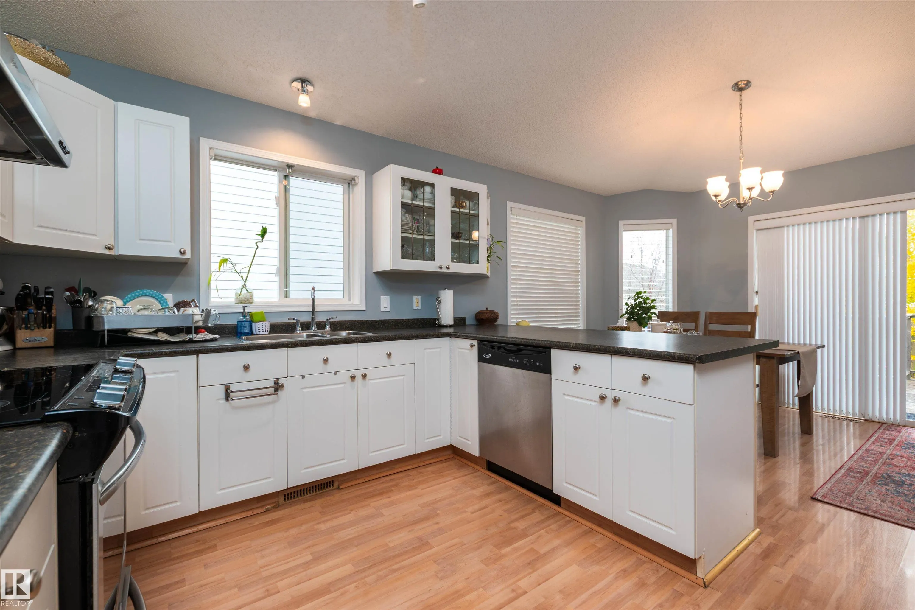 208 Rainbow Crescent