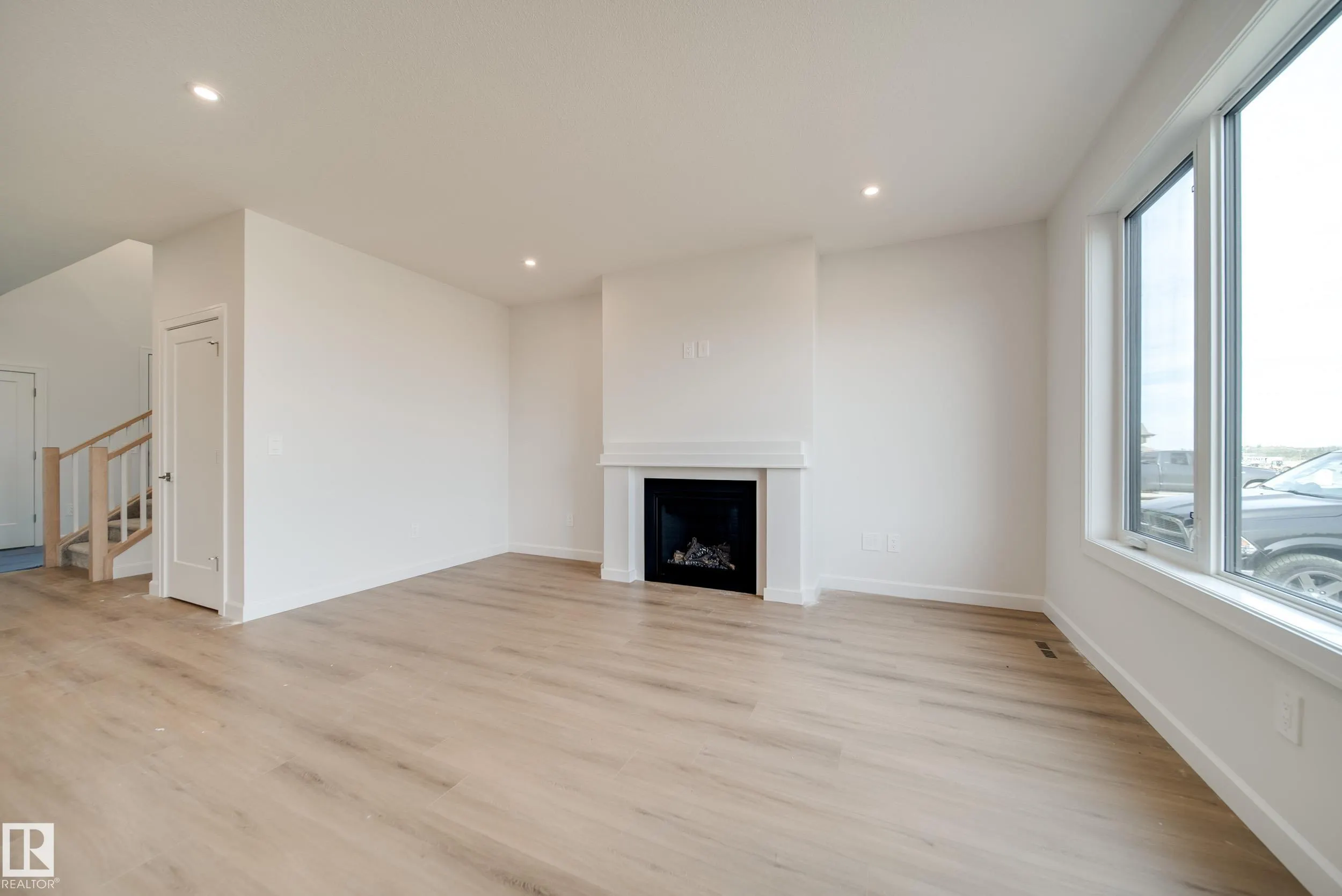 77 Chartres Close