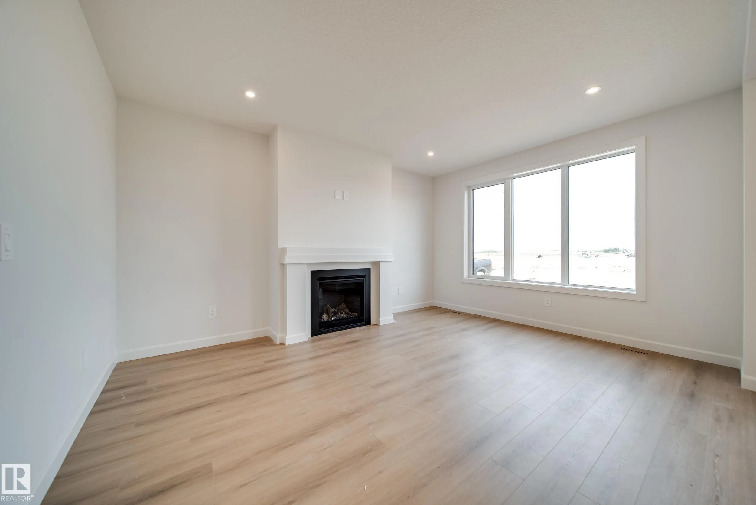 77 Chartres Close