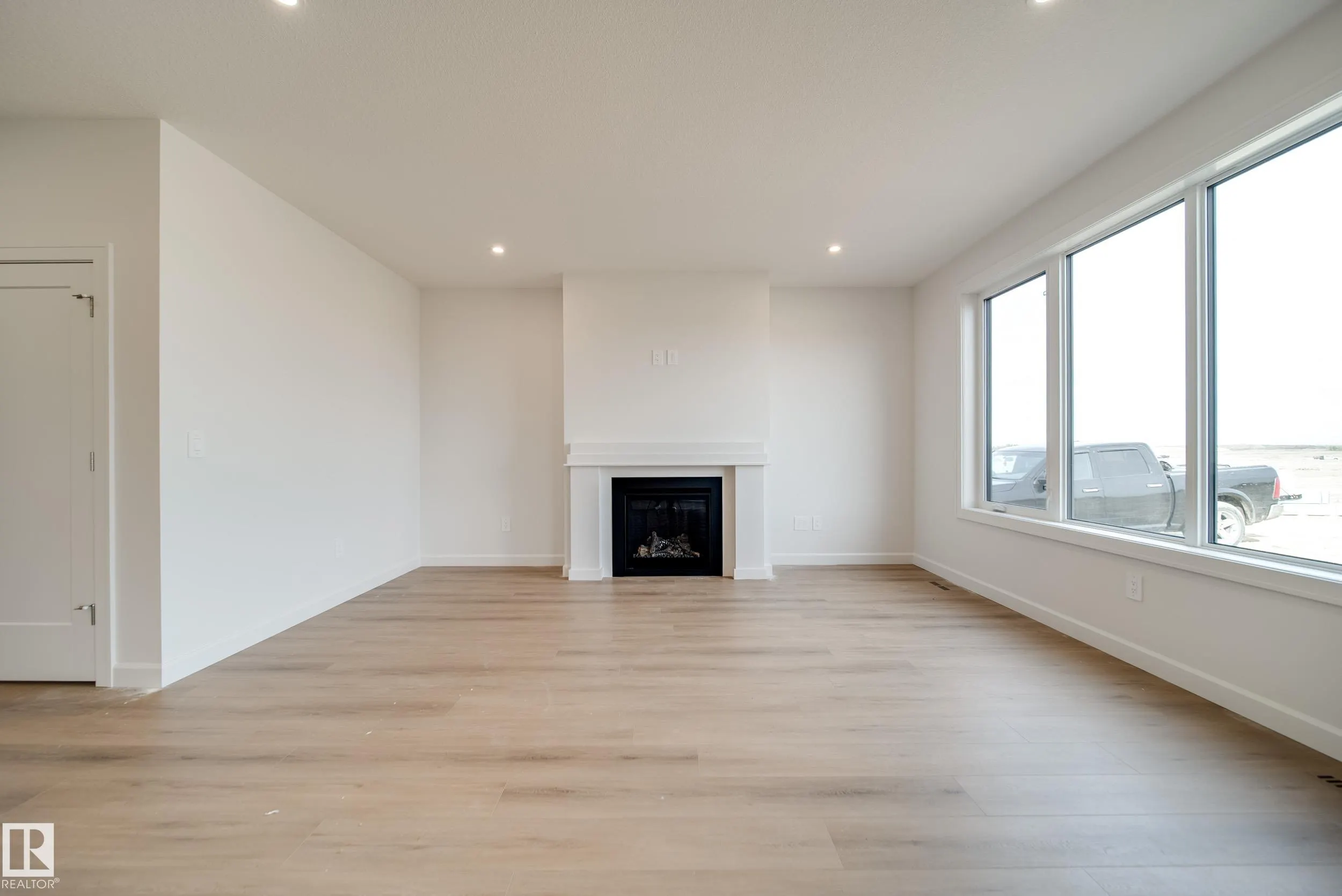 77 Chartres Close