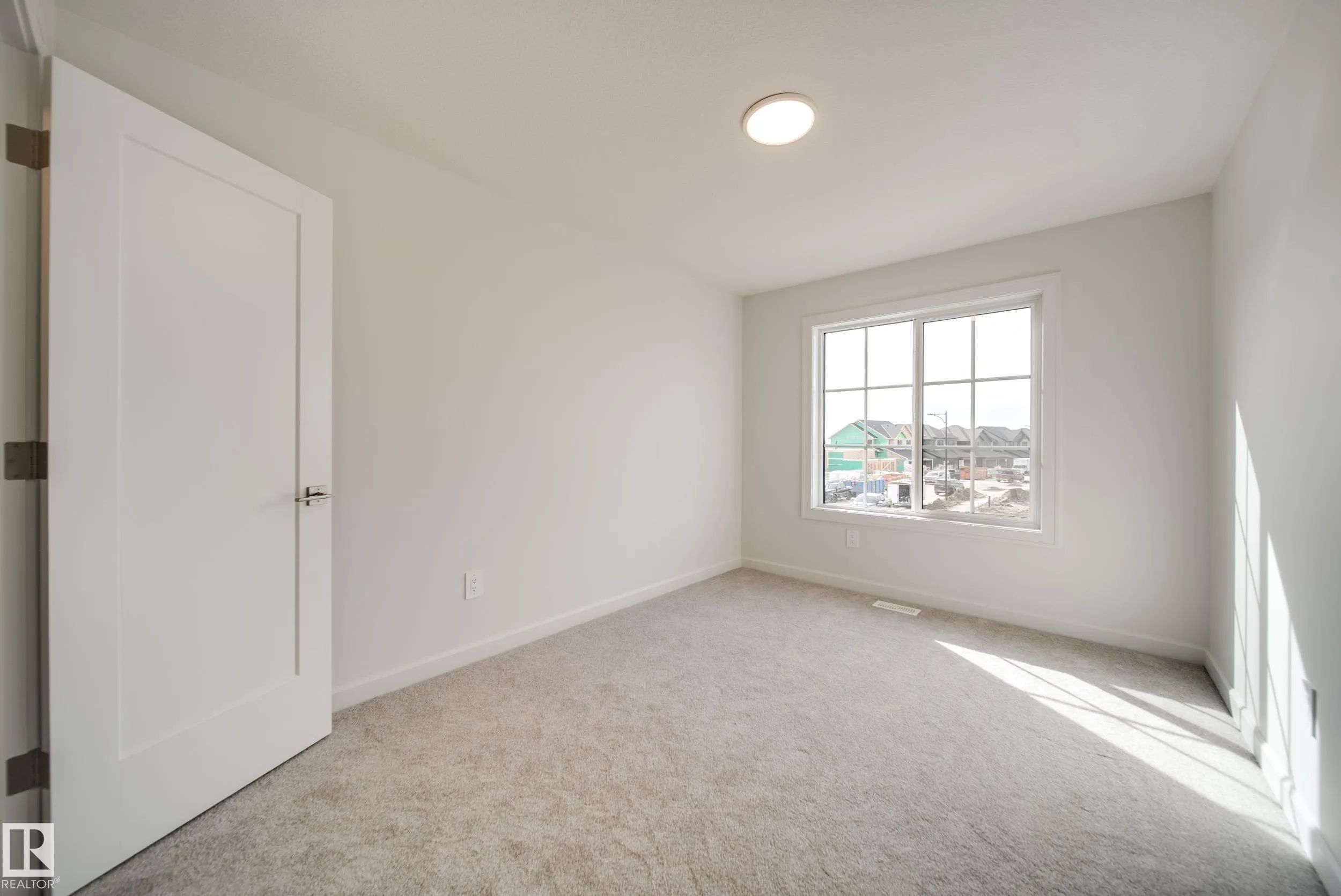 77 Chartres Close