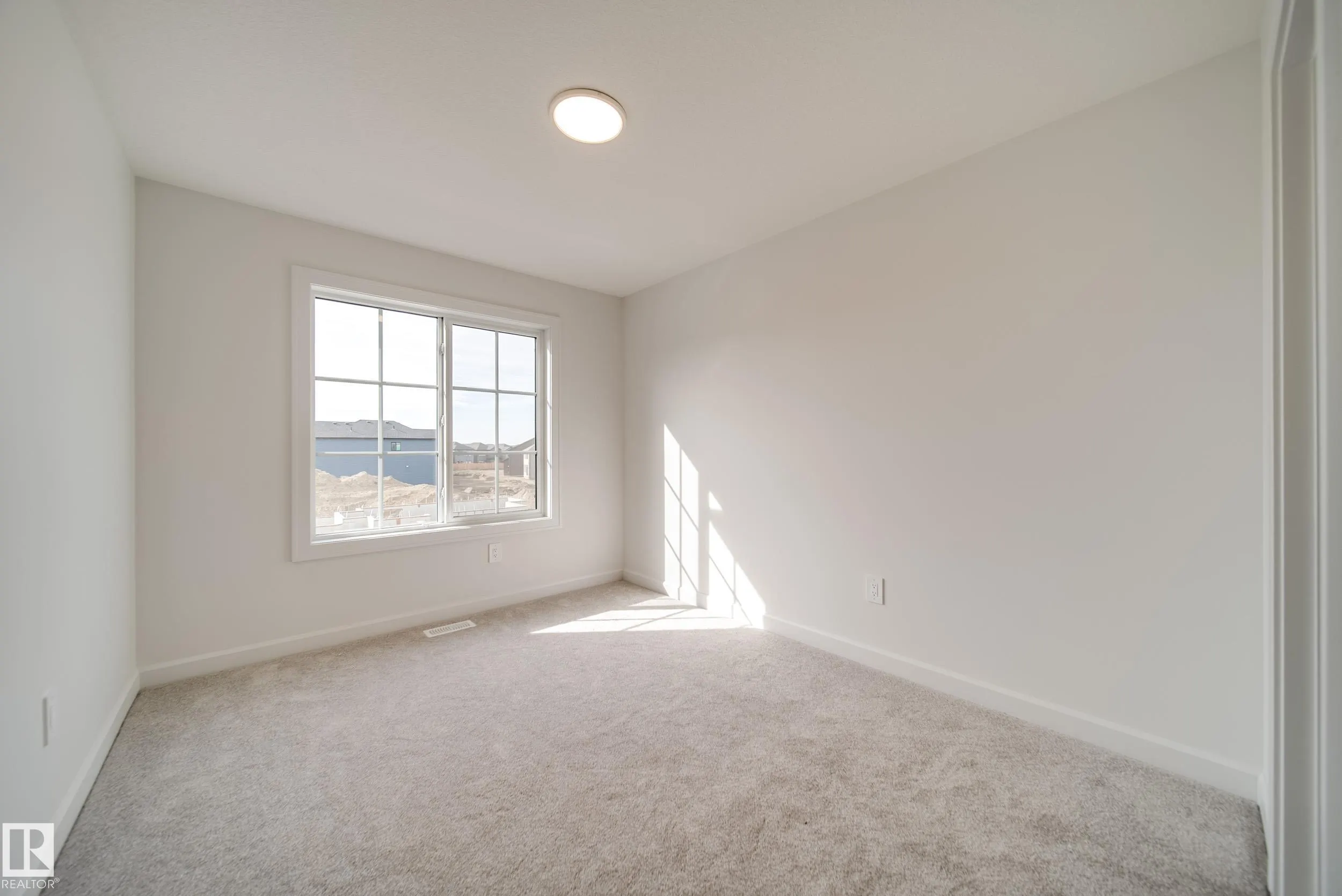 77 Chartres Close