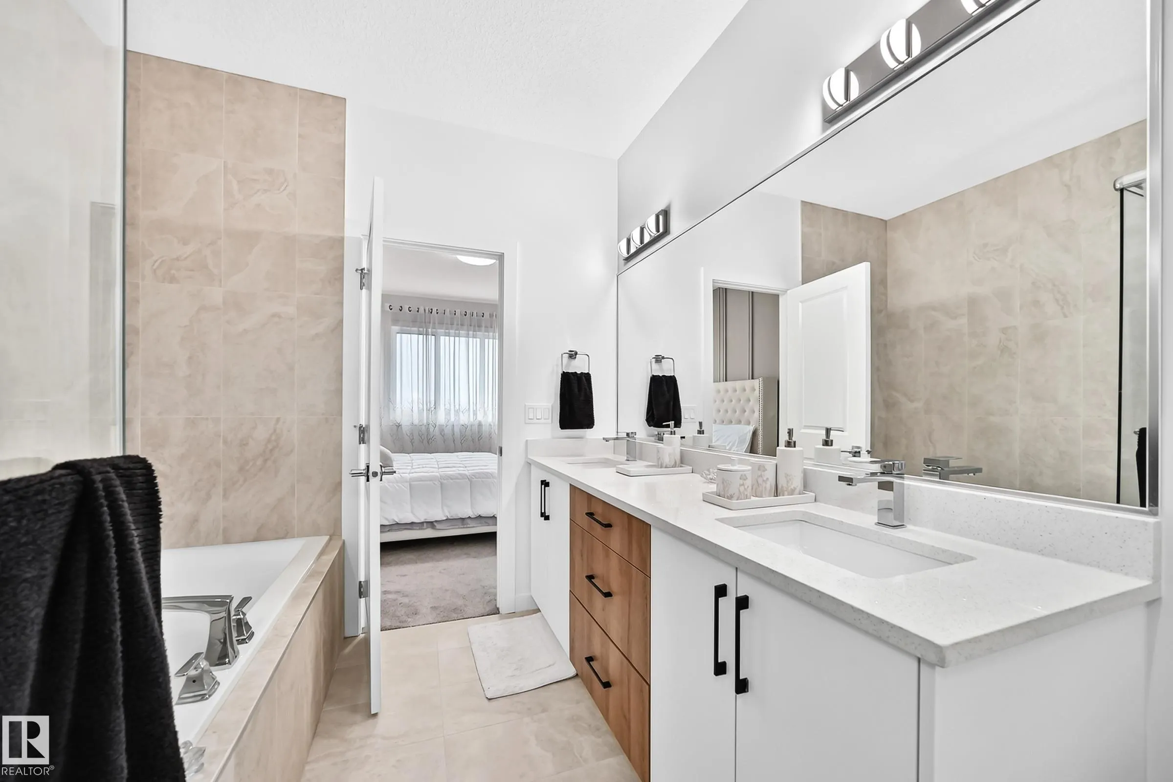 215 SAVOY Crescent