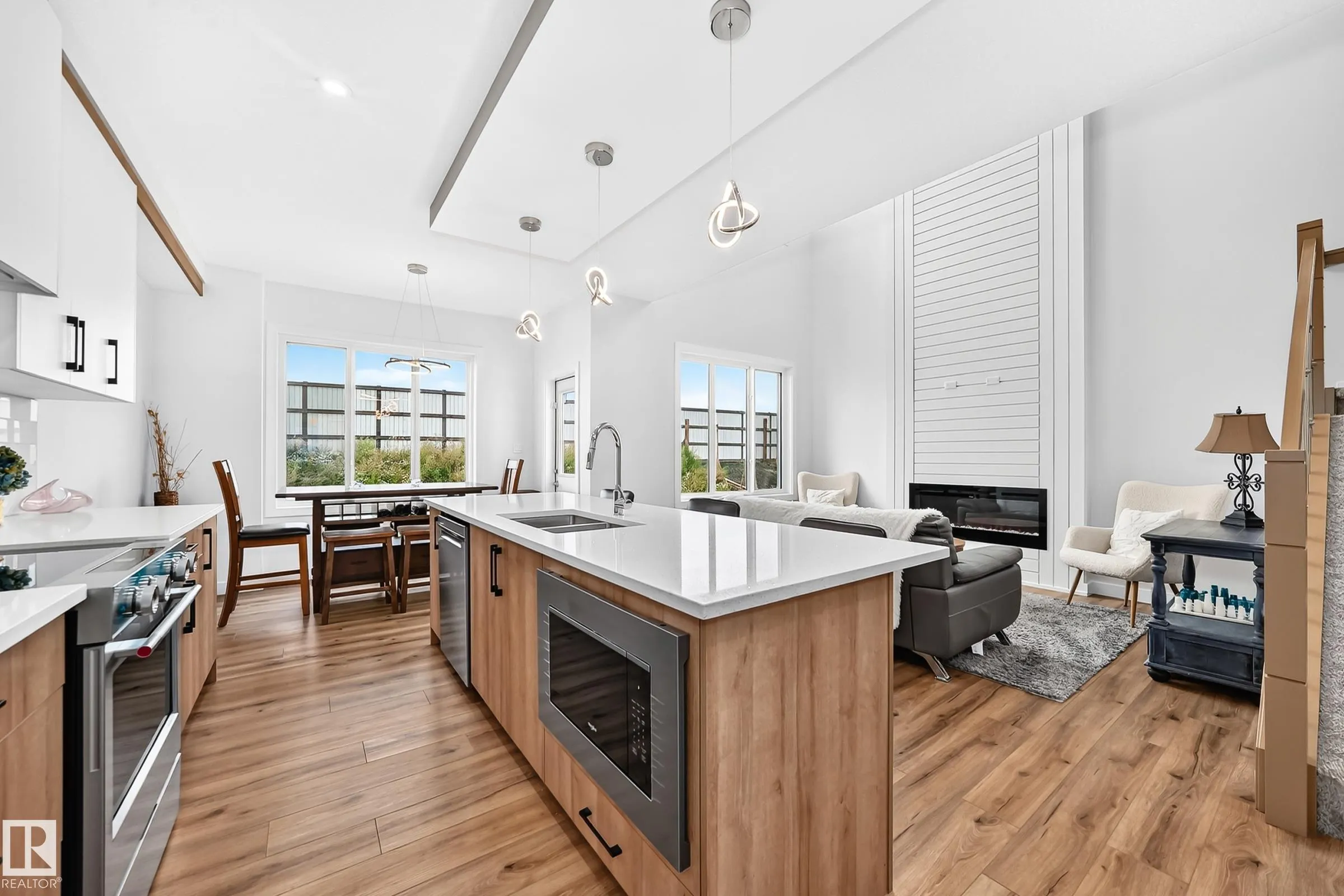 215 SAVOY Crescent