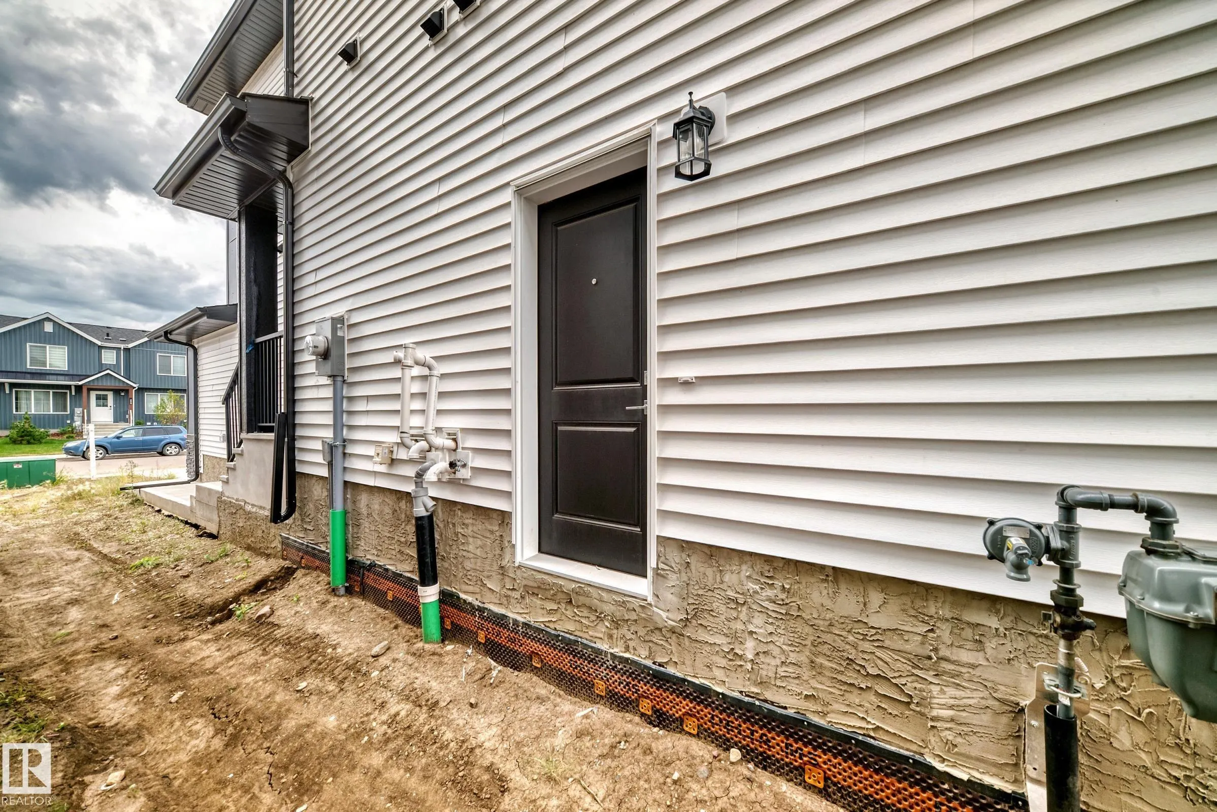 215 SAVOY Crescent