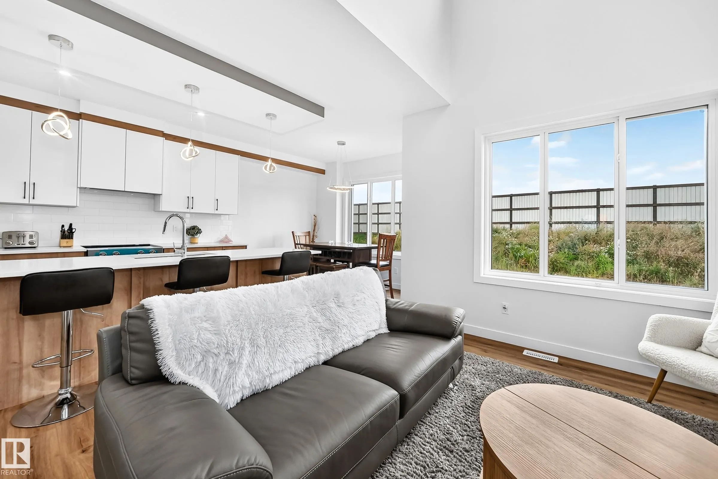 215 SAVOY Crescent