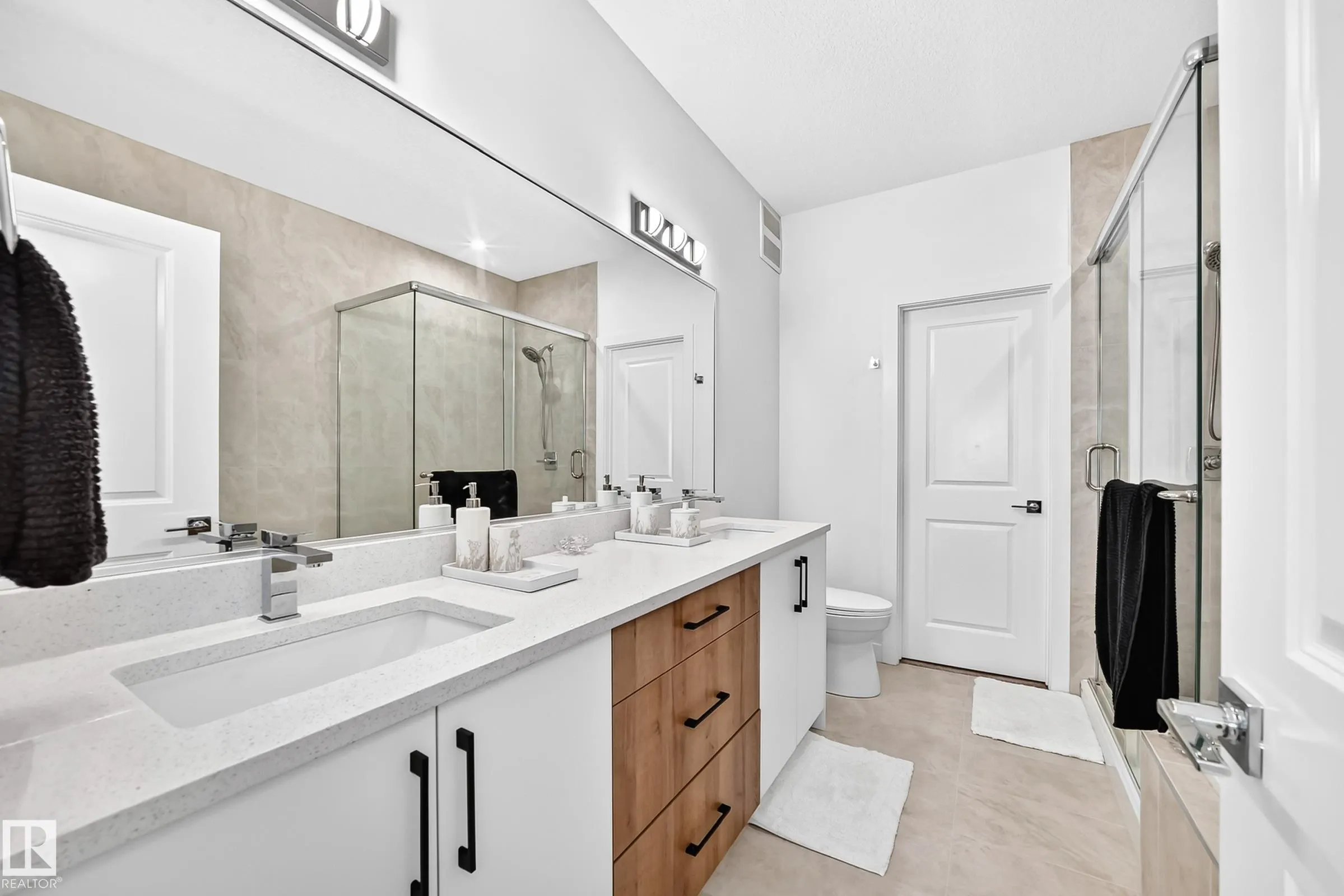 215 SAVOY Crescent