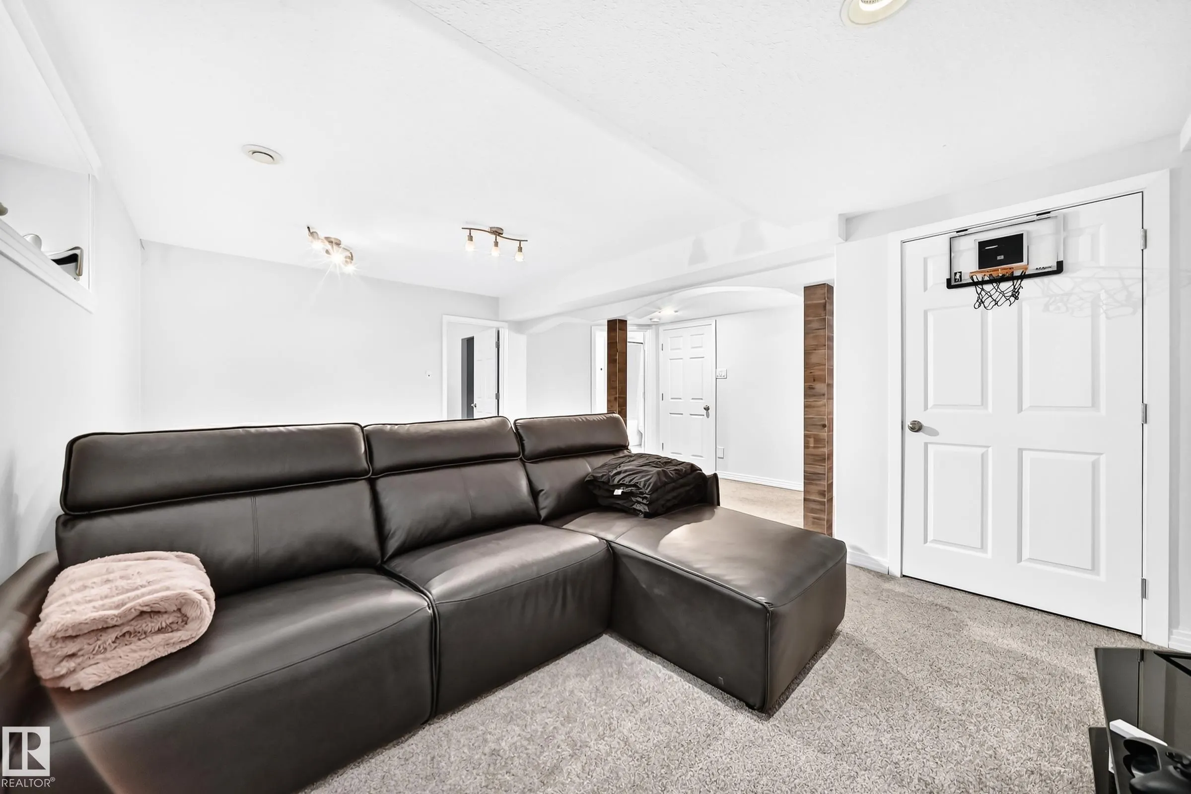 9 ESCADA Close