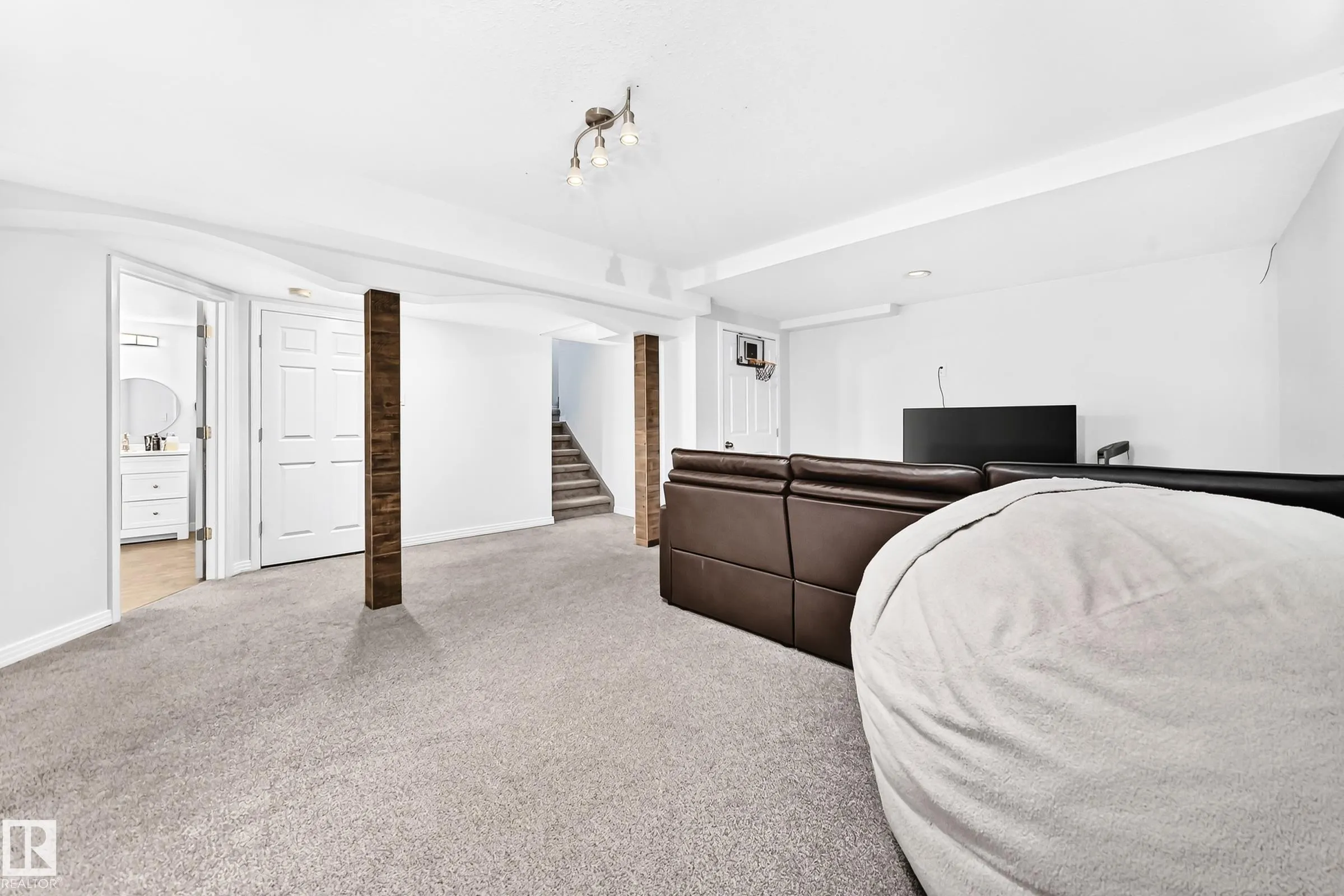 9 ESCADA Close