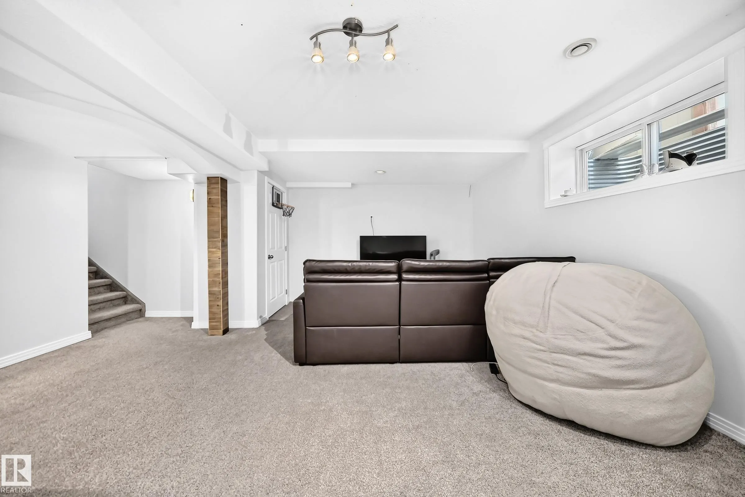 9 ESCADA Close