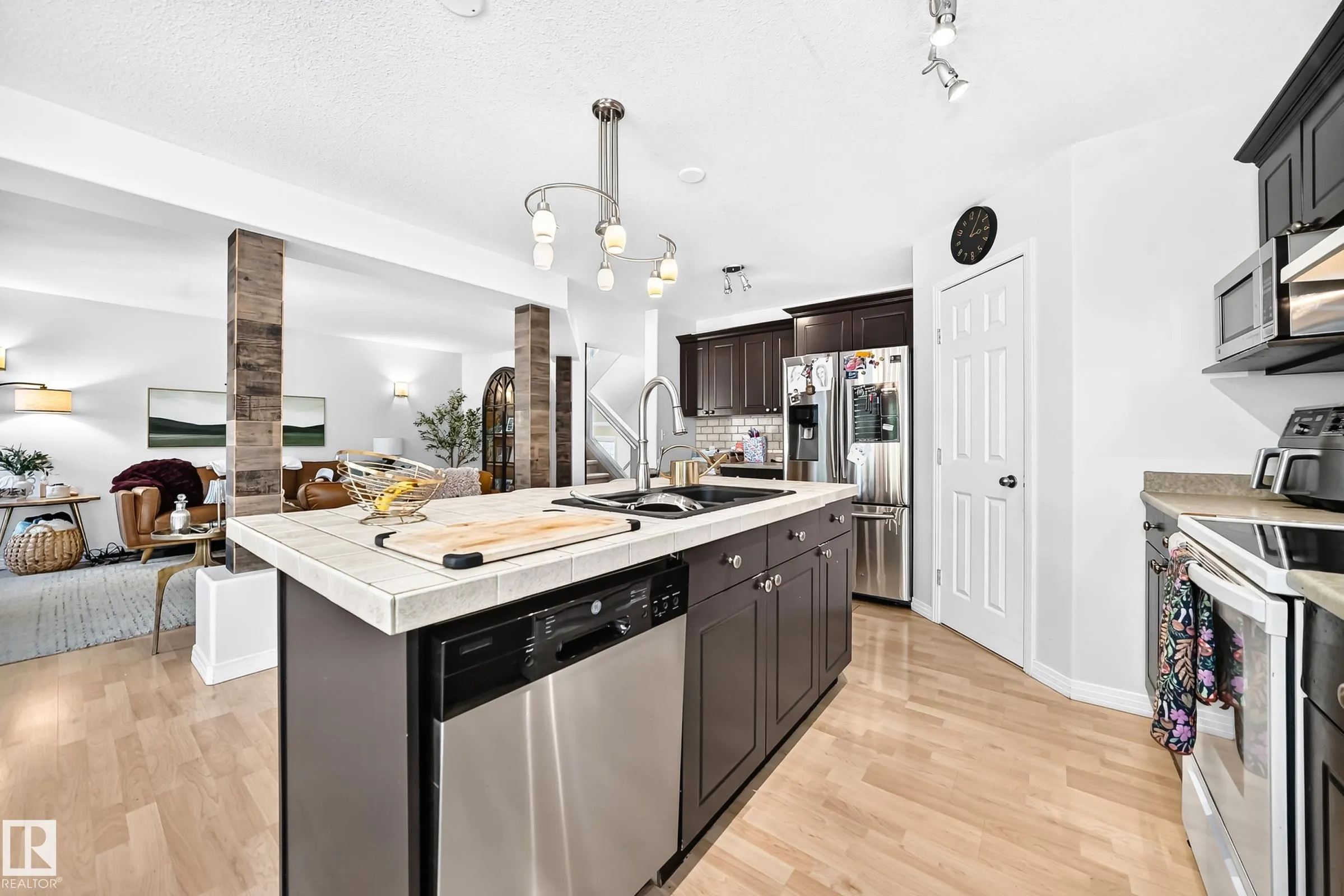 9 ESCADA Close