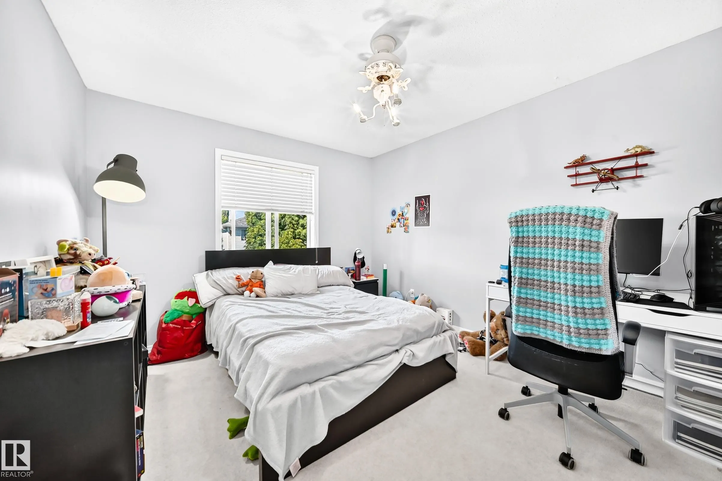 9 ESCADA Close