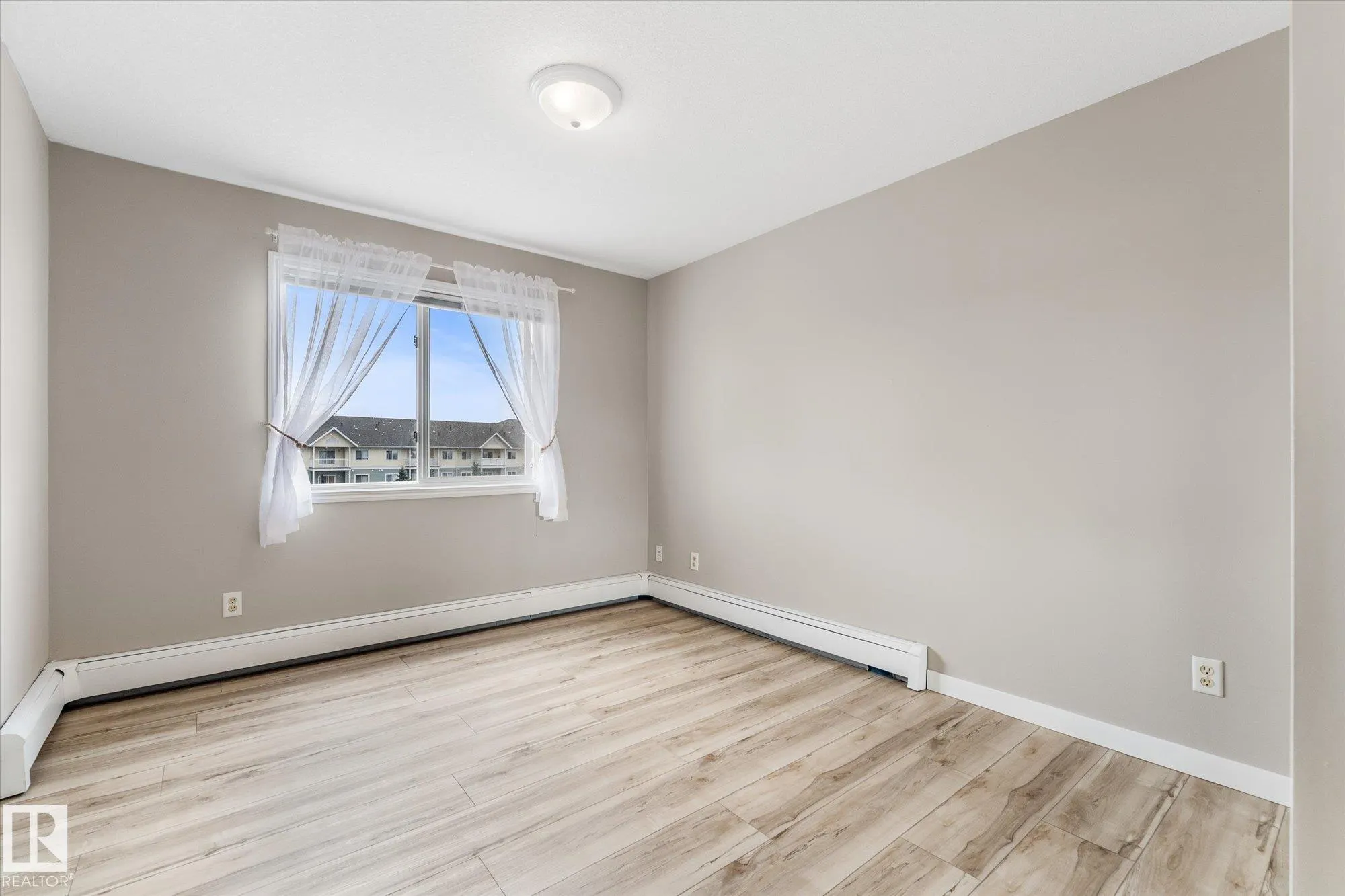 50 WOODSMERE Close