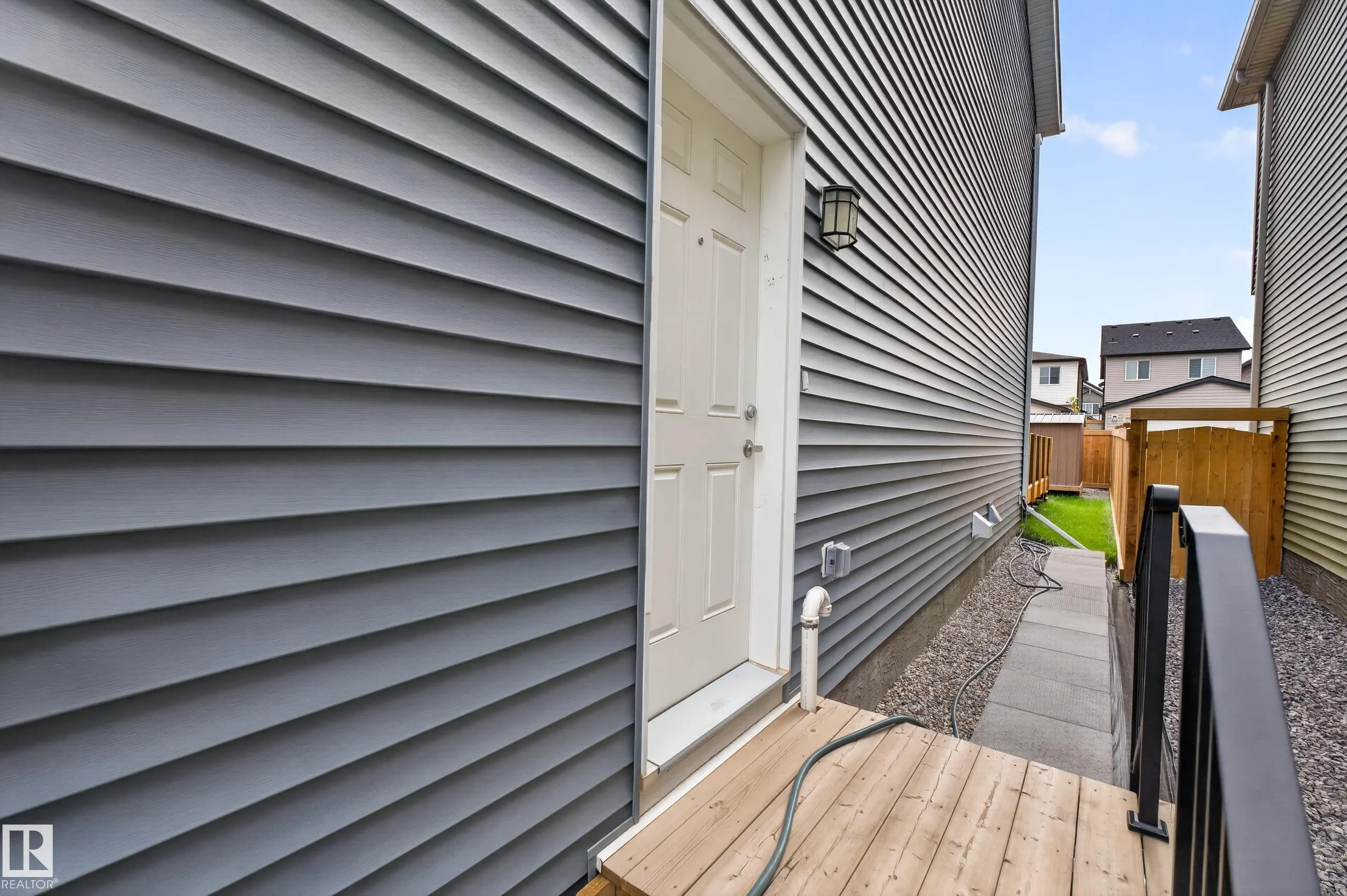 117 PAISLEY Gate