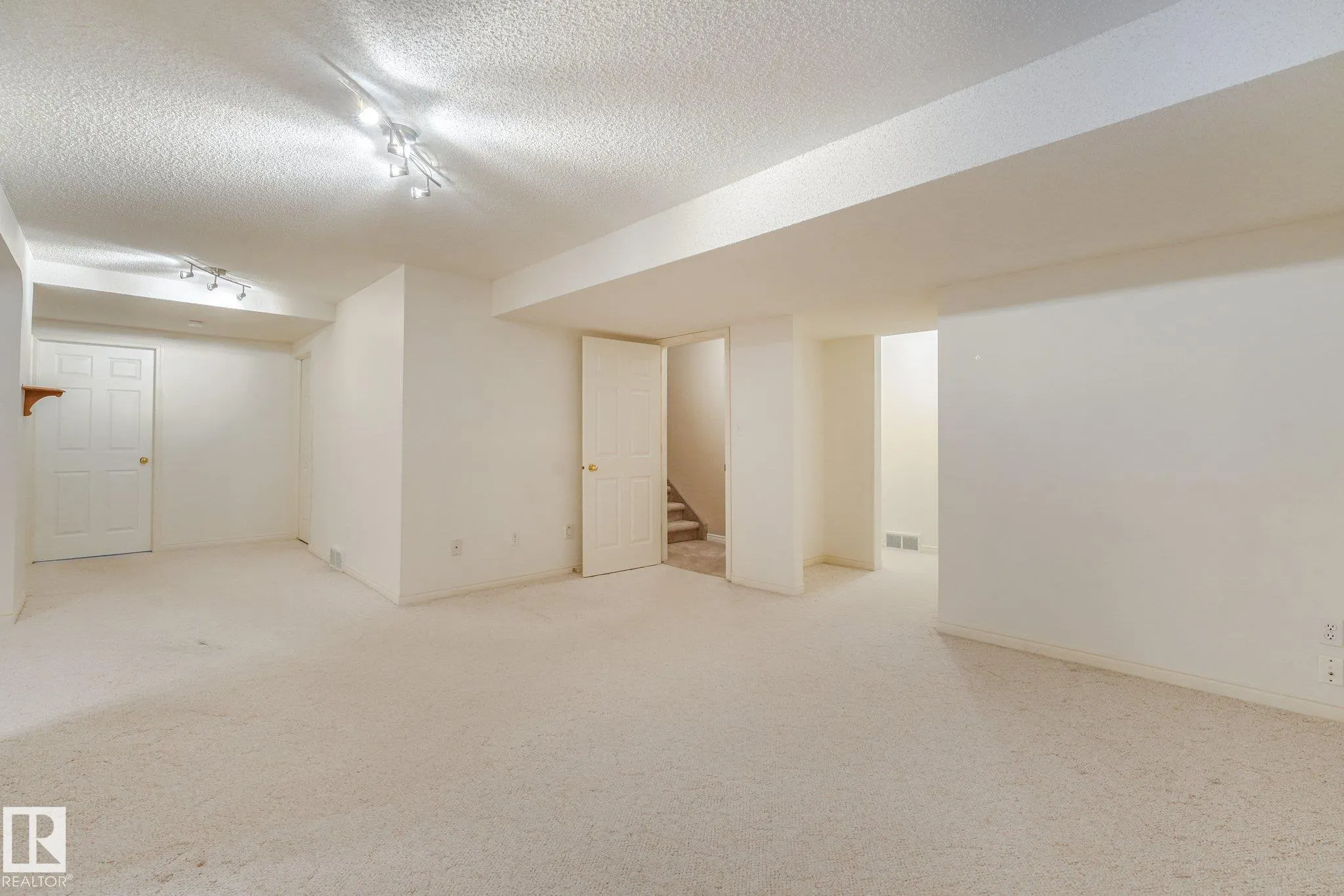 61 ESTATE Crescent