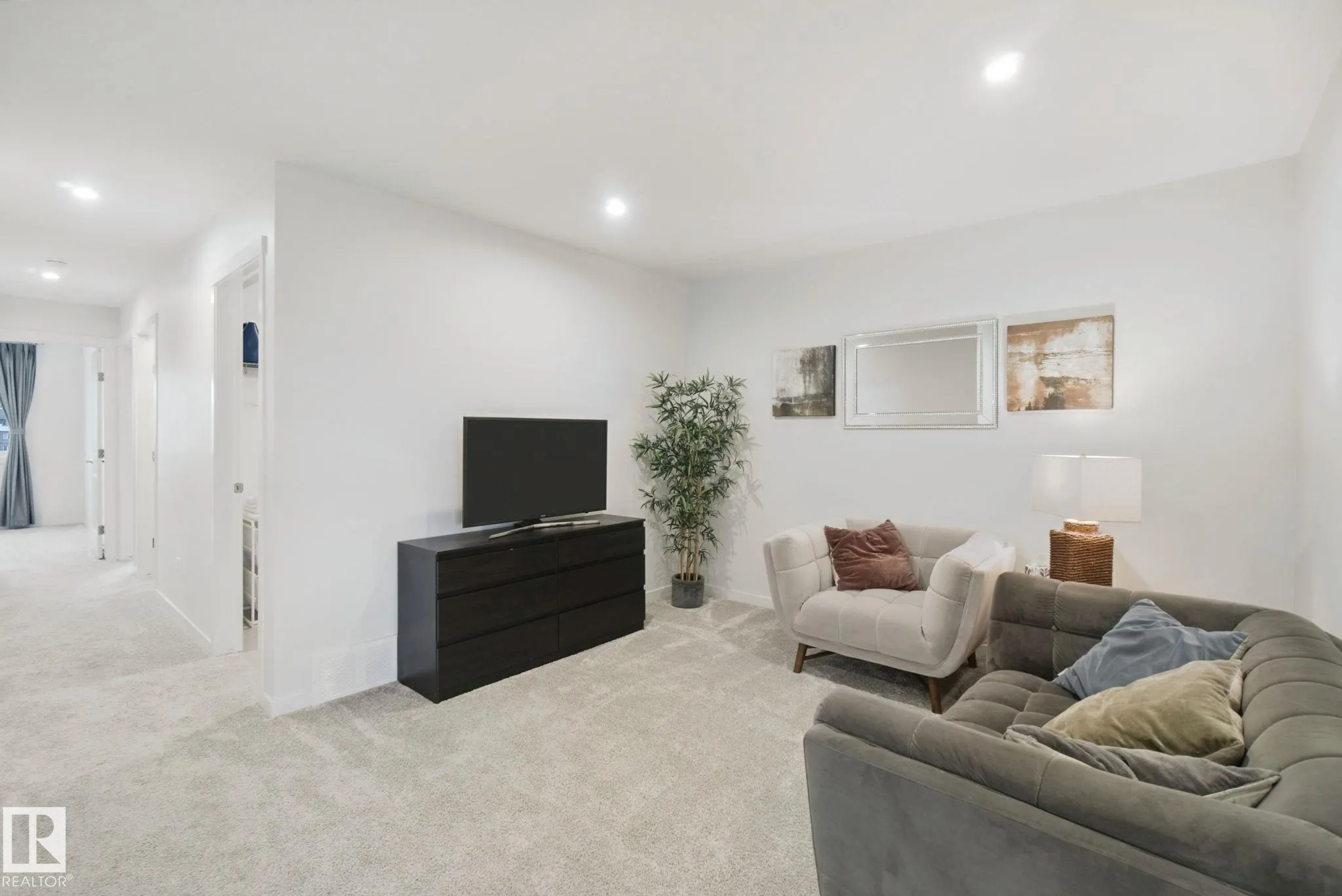 28 ROSEWOOD Way