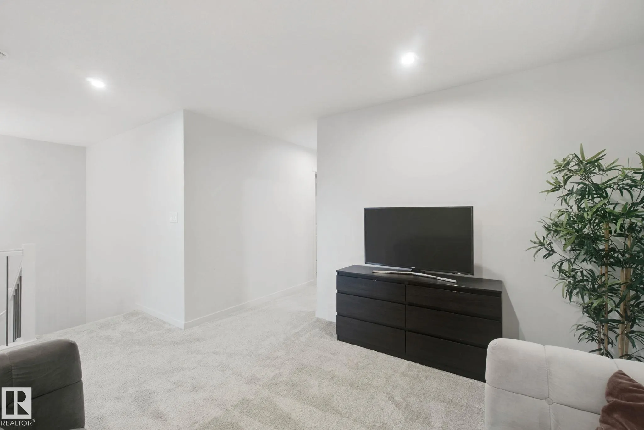 28 ROSEWOOD Way