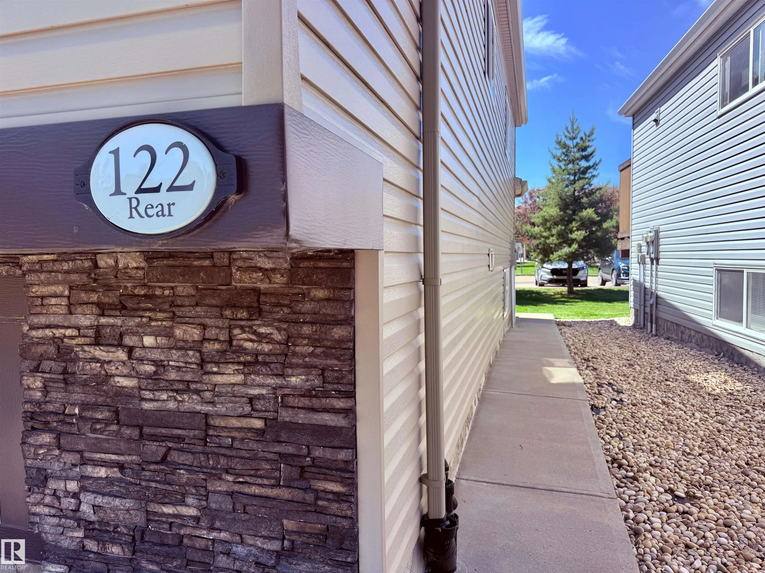 122 142 Selkirk Place