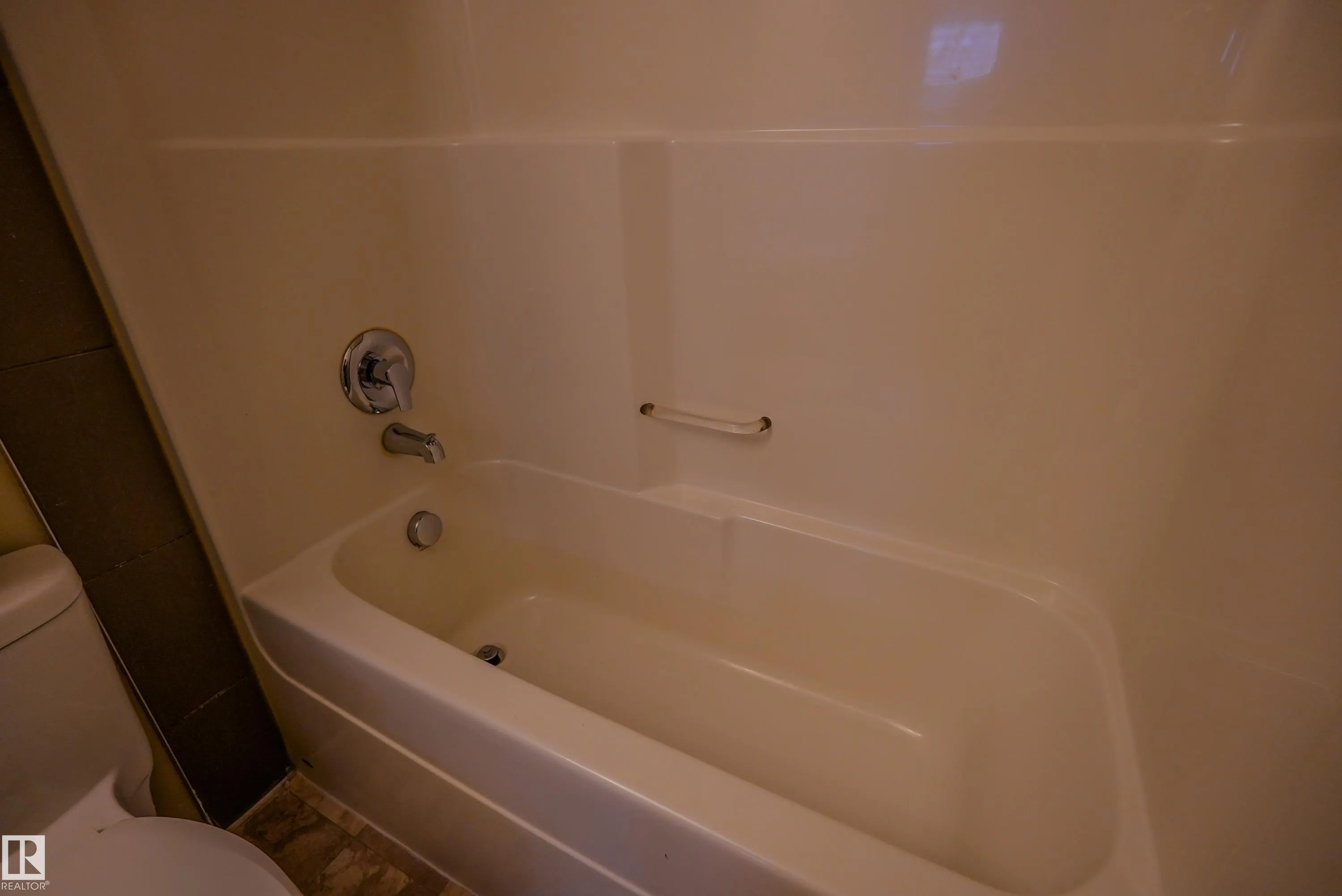 122 142 Selkirk Place