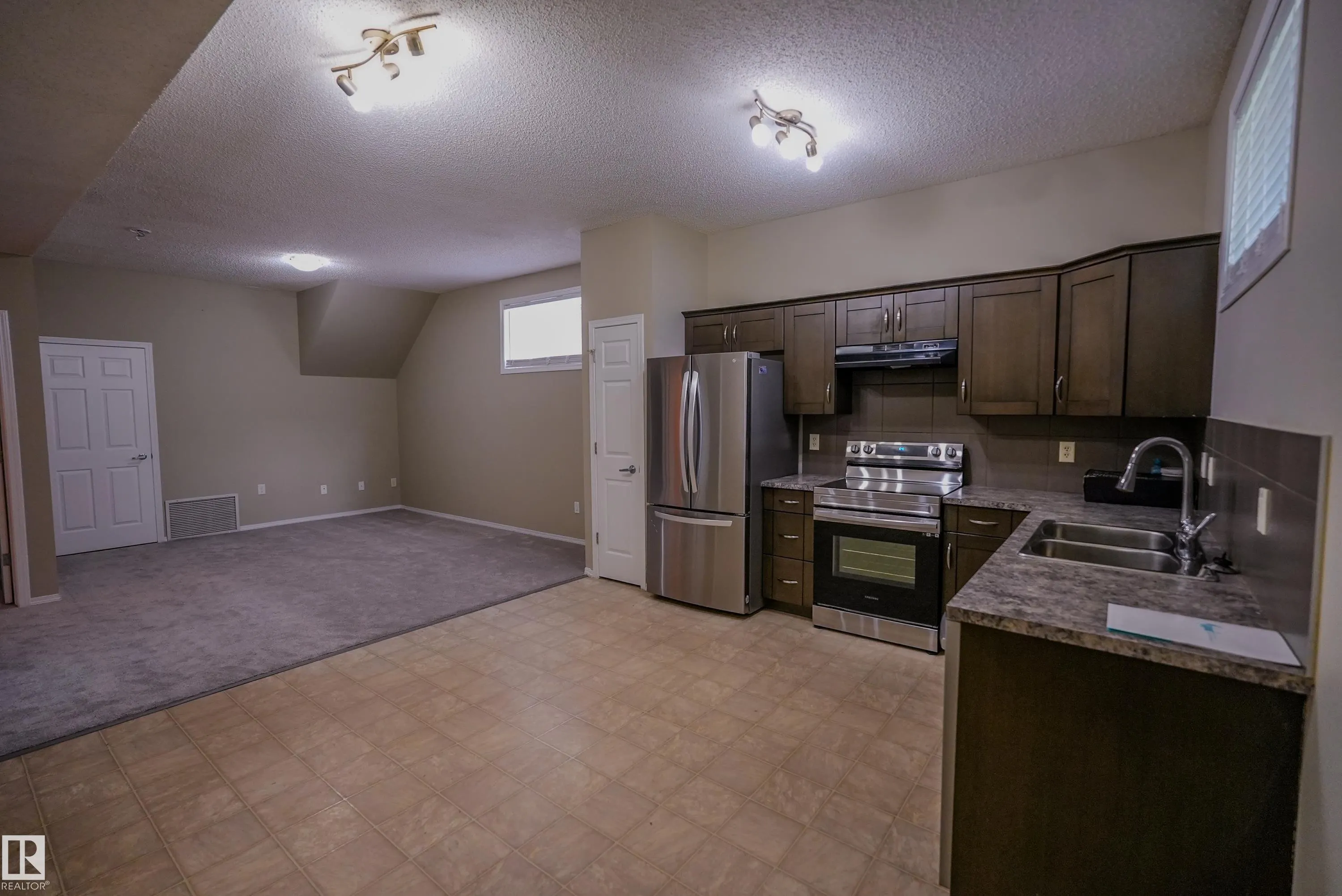 122 142 Selkirk Place