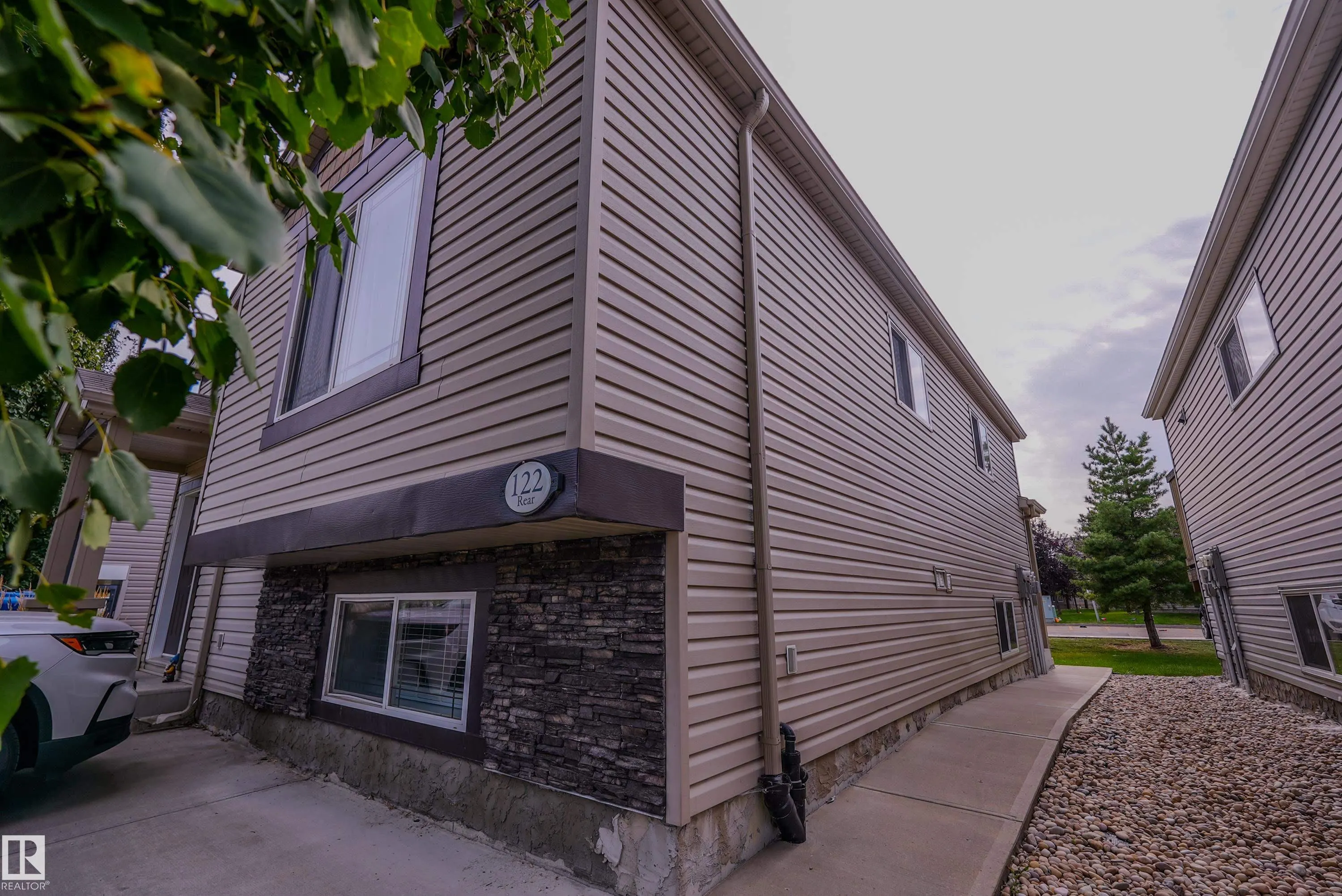 122 142 Selkirk Place
