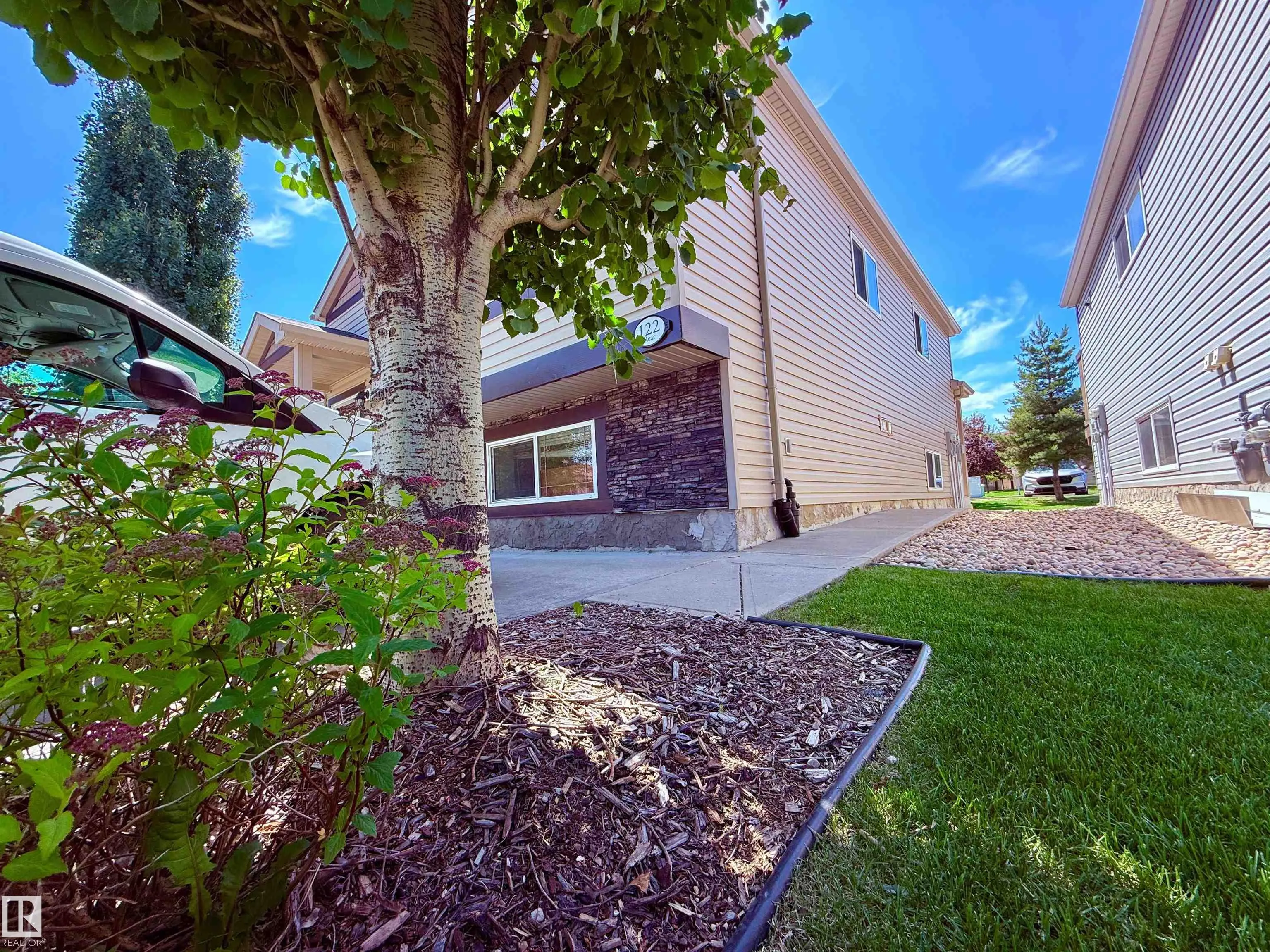 122 142 Selkirk Place