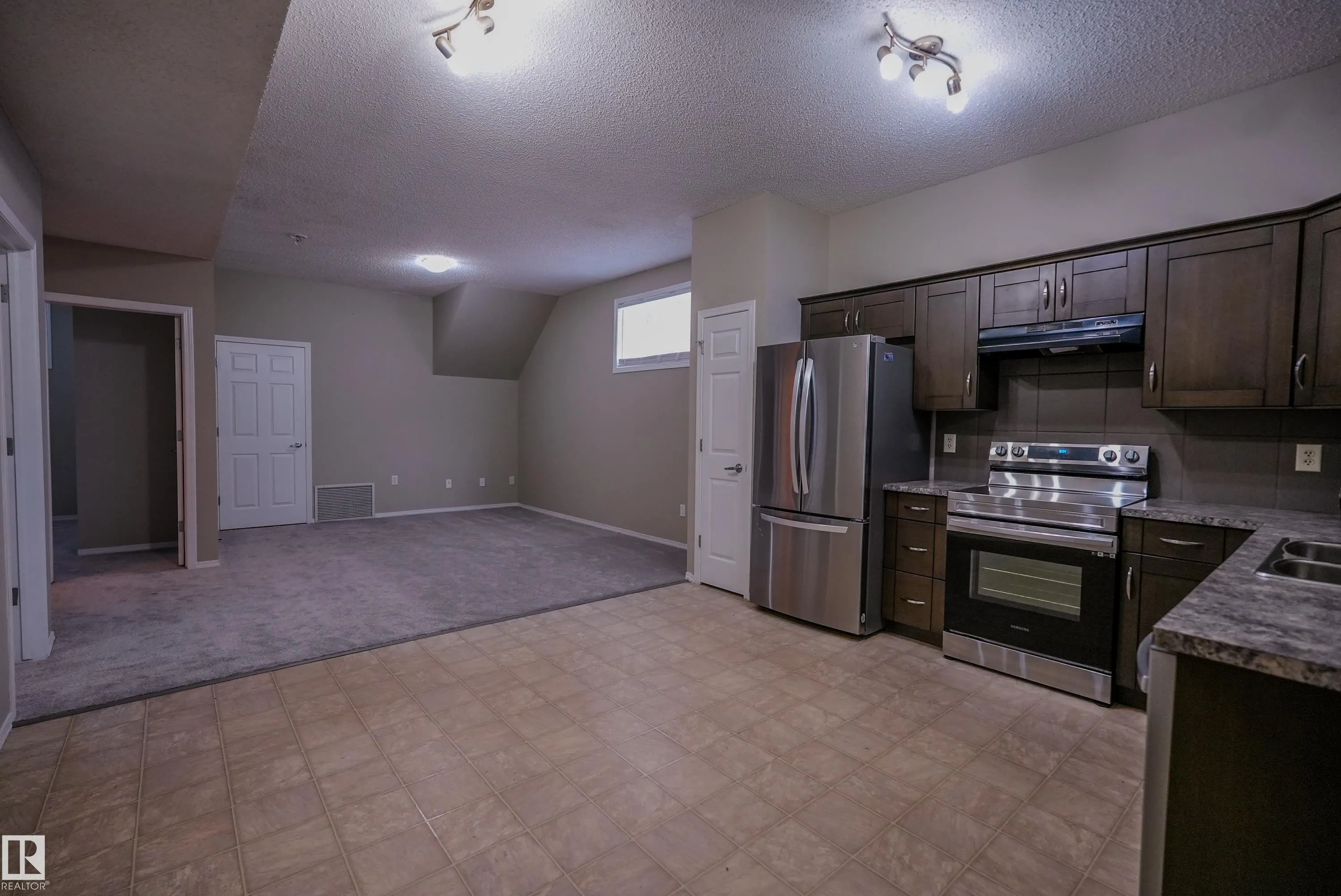 122 142 Selkirk Place