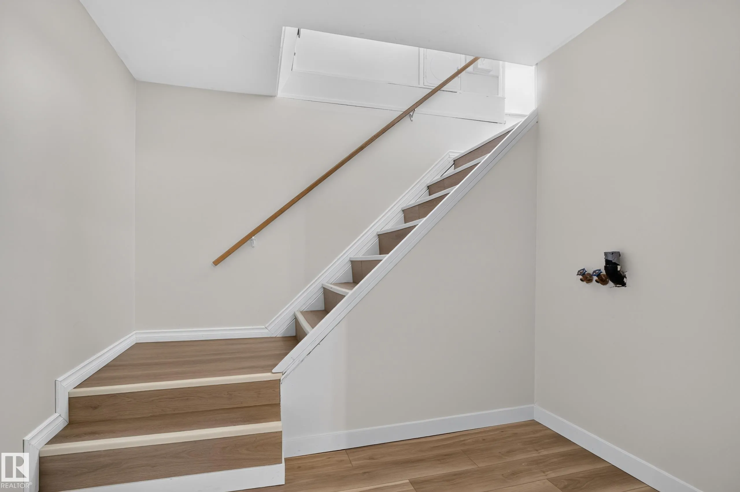 2 GRANDORA Crescent