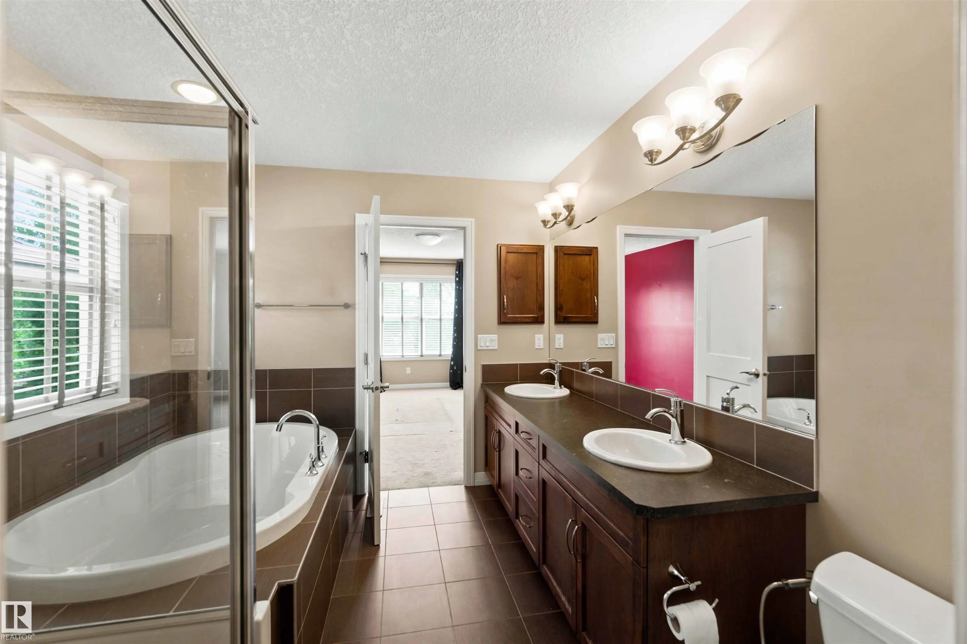 1238 AINSLIE Way