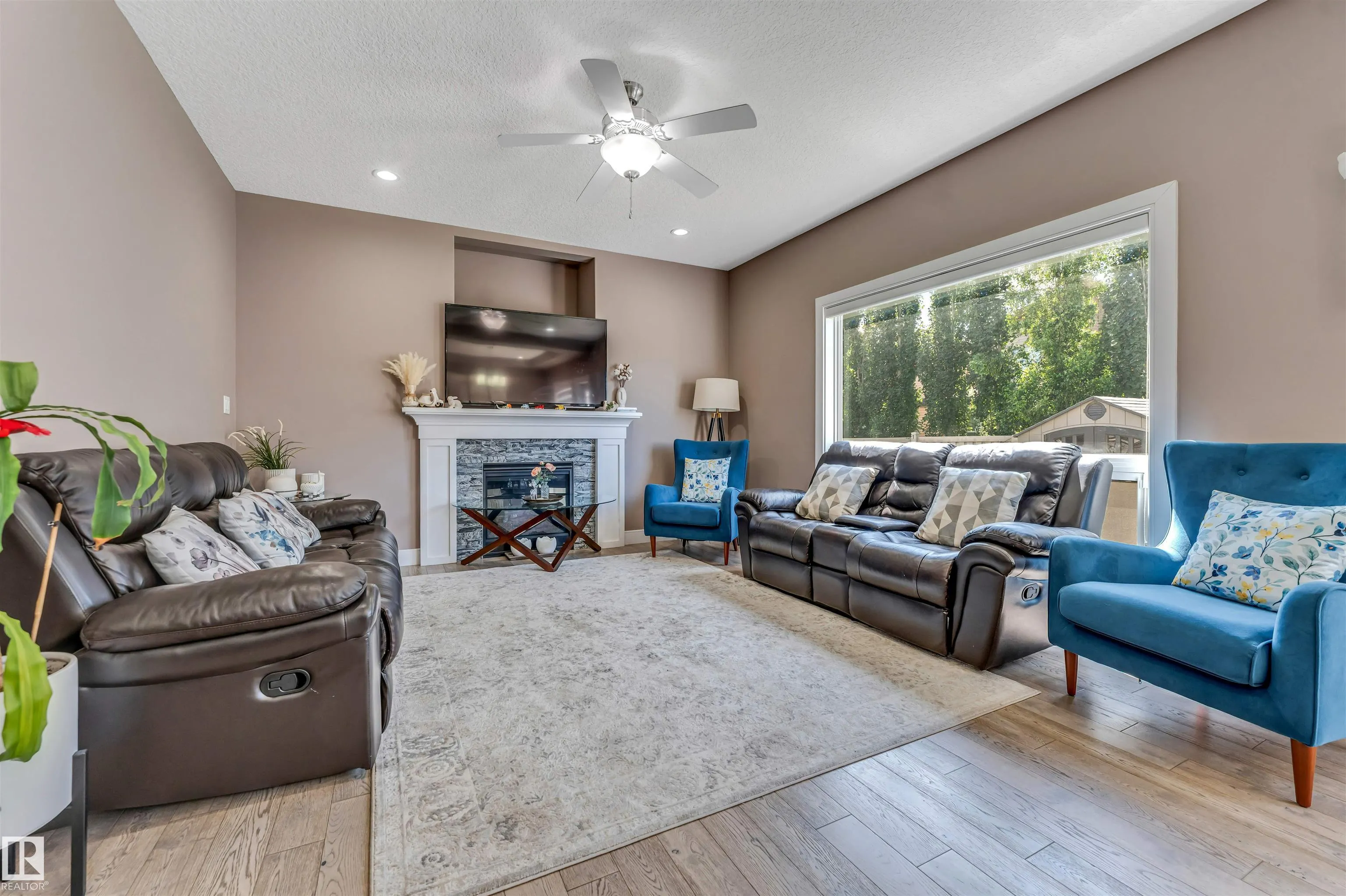 3819 CLAXTON Close