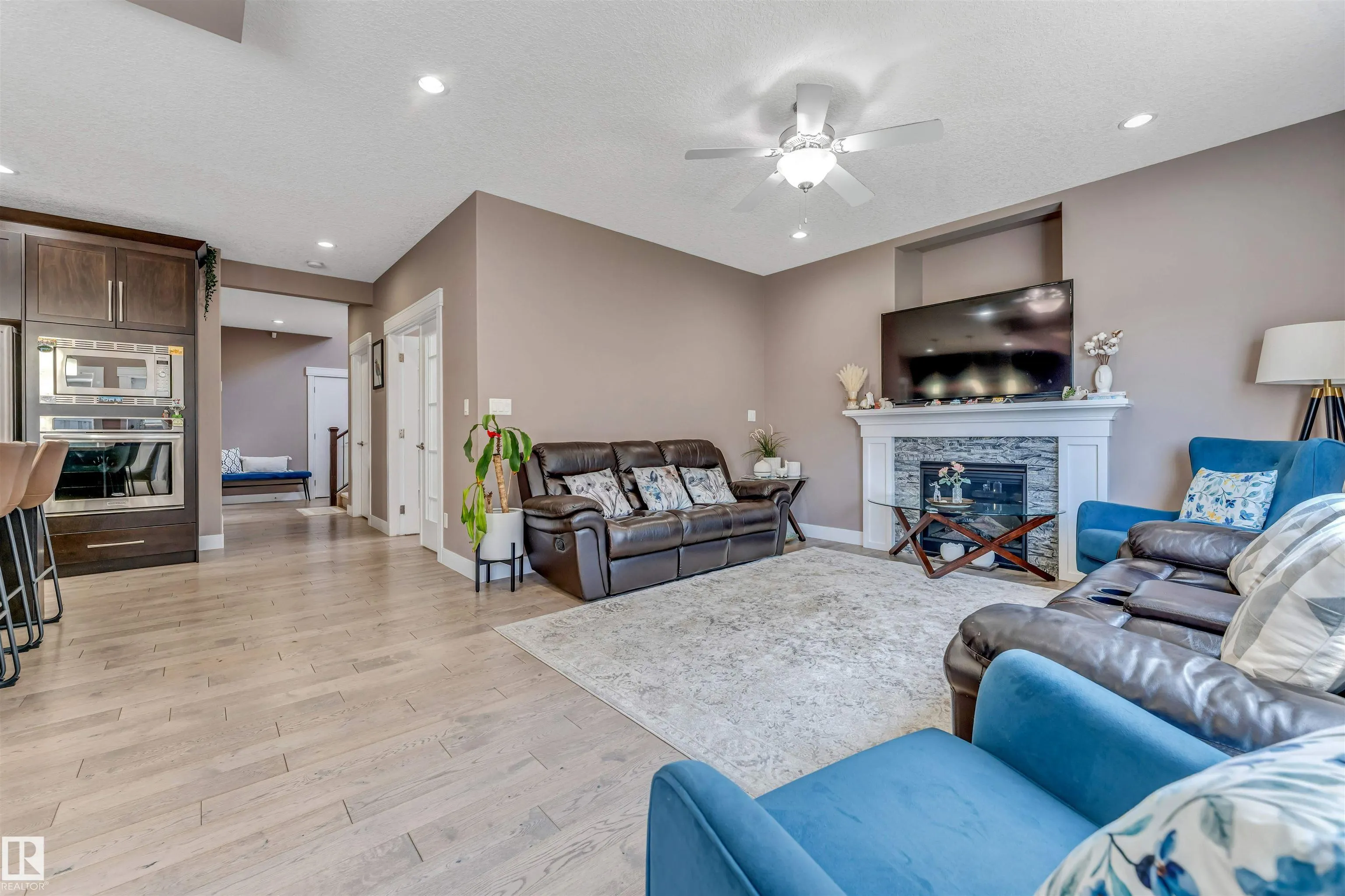 3819 CLAXTON Close