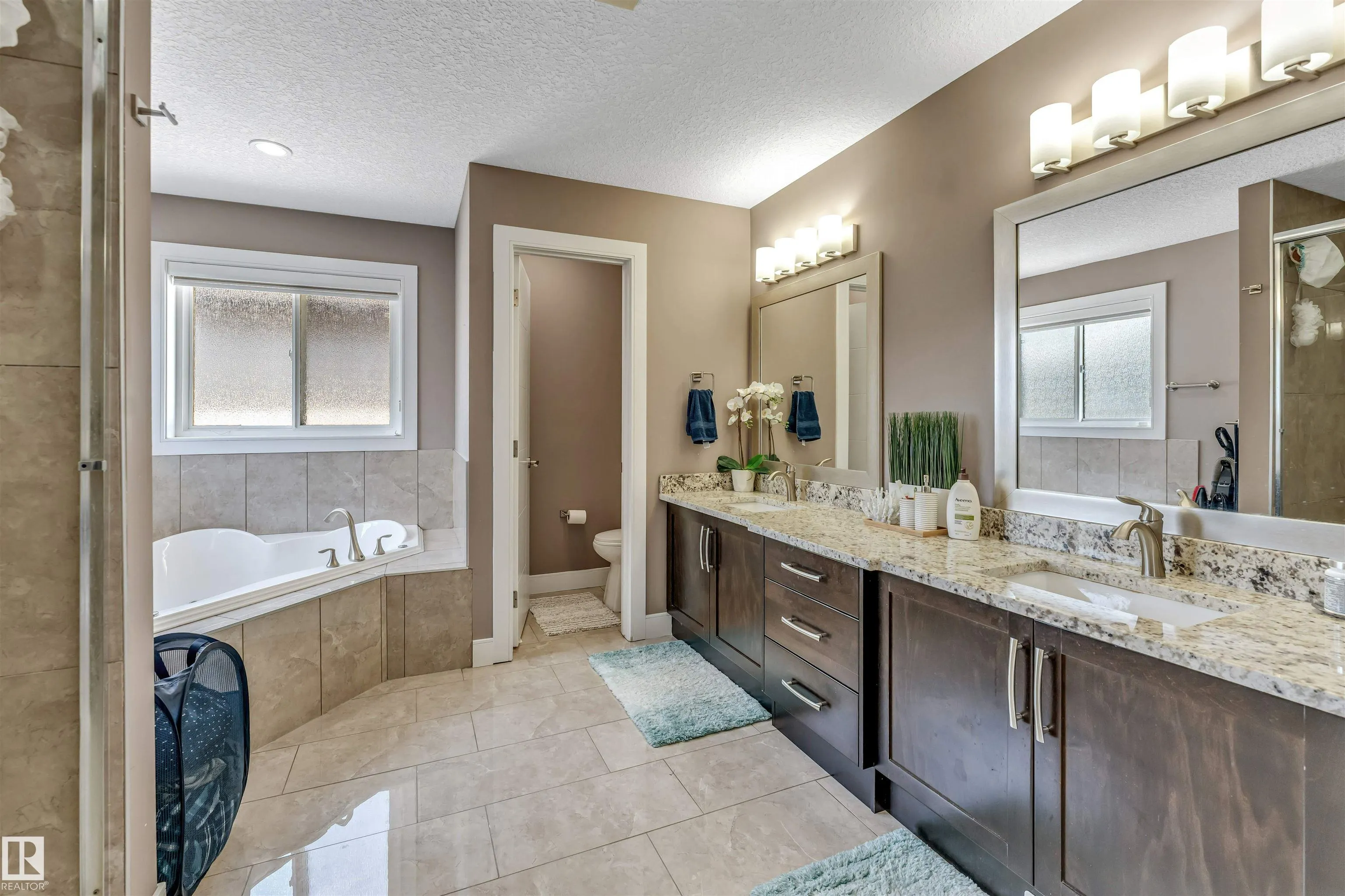 3819 CLAXTON Close