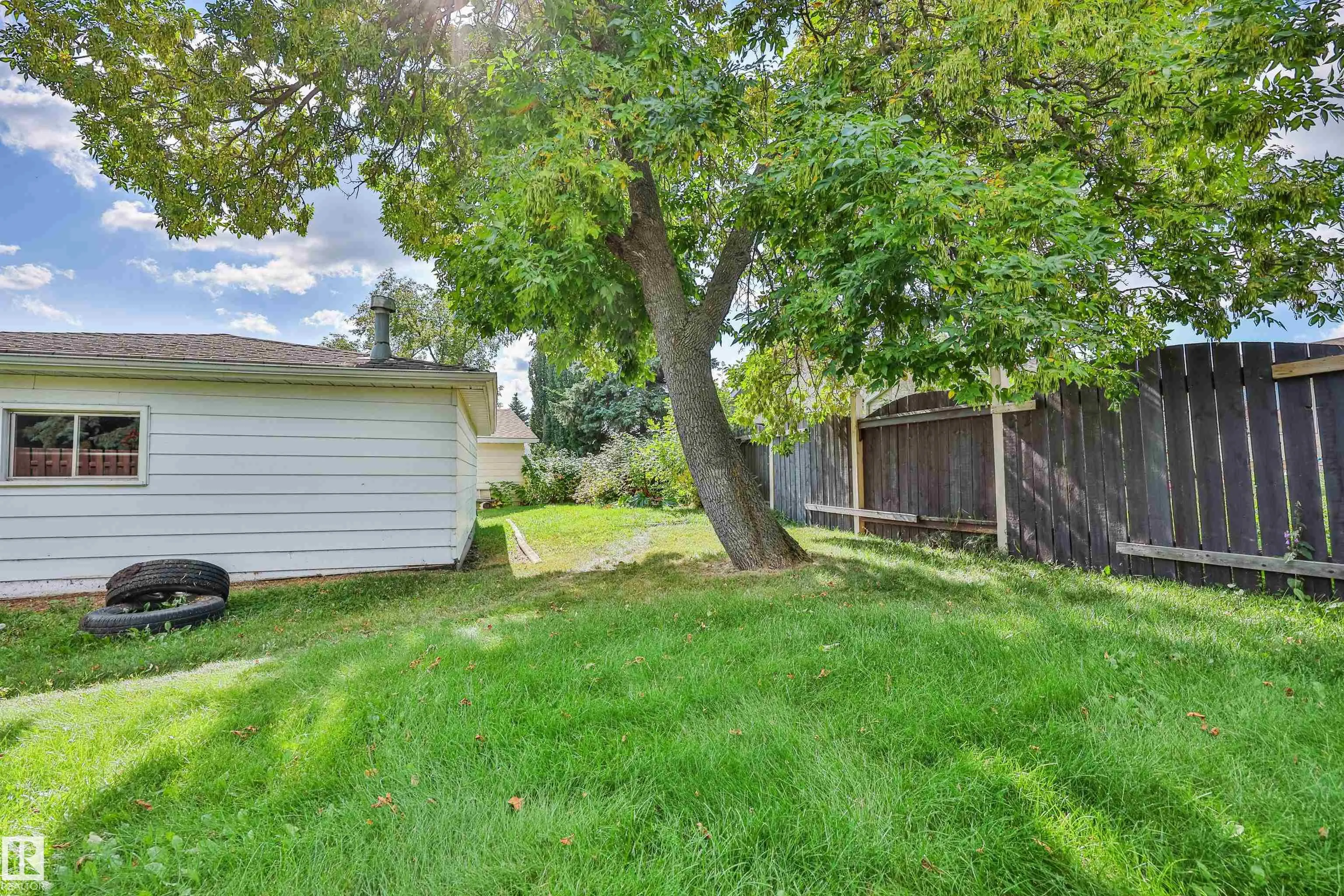 9 HAWKINS Crescent